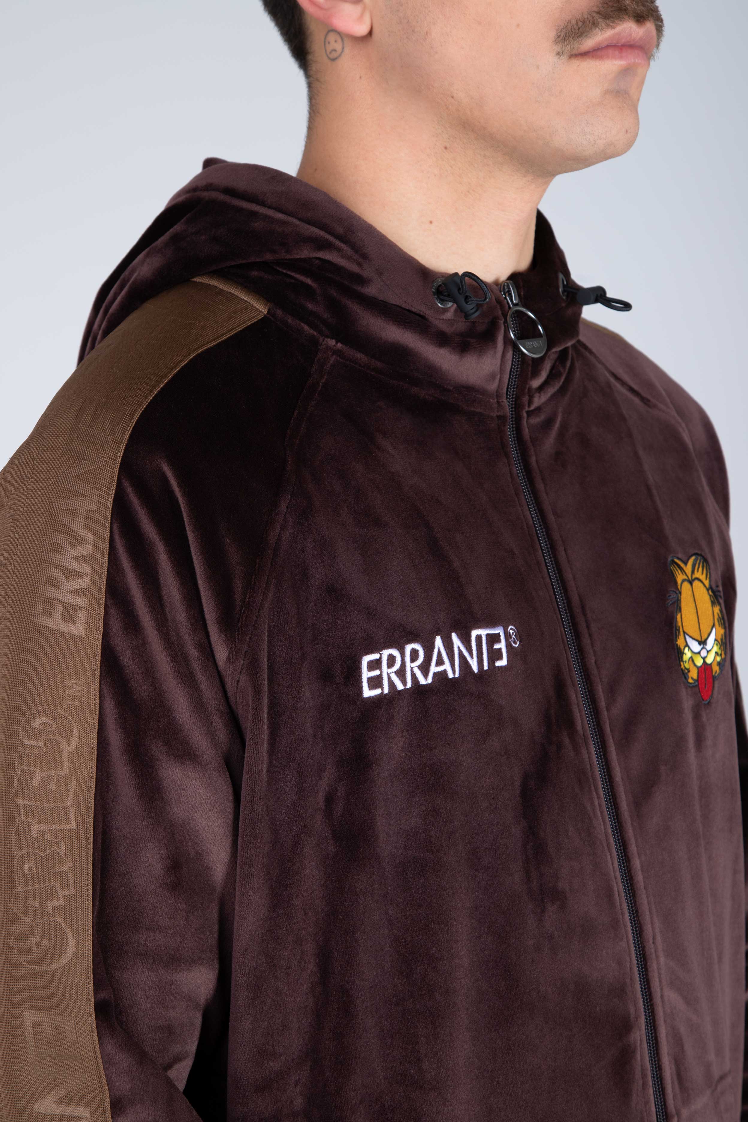 Poleron Zip Garfield Sticking Out Café ERRANTE