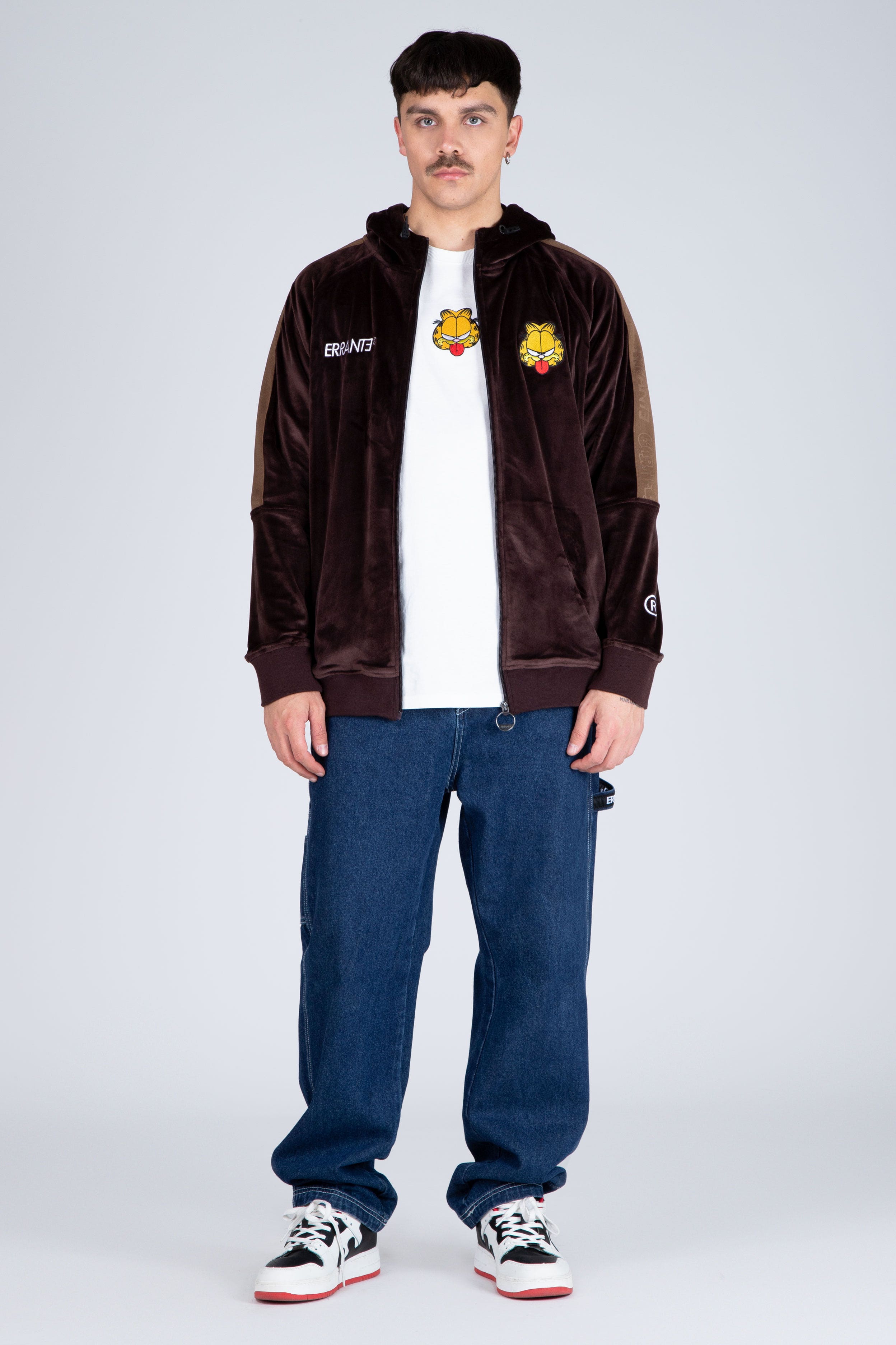 Poleron Zip Garfield Sticking Out Café ERRANTE