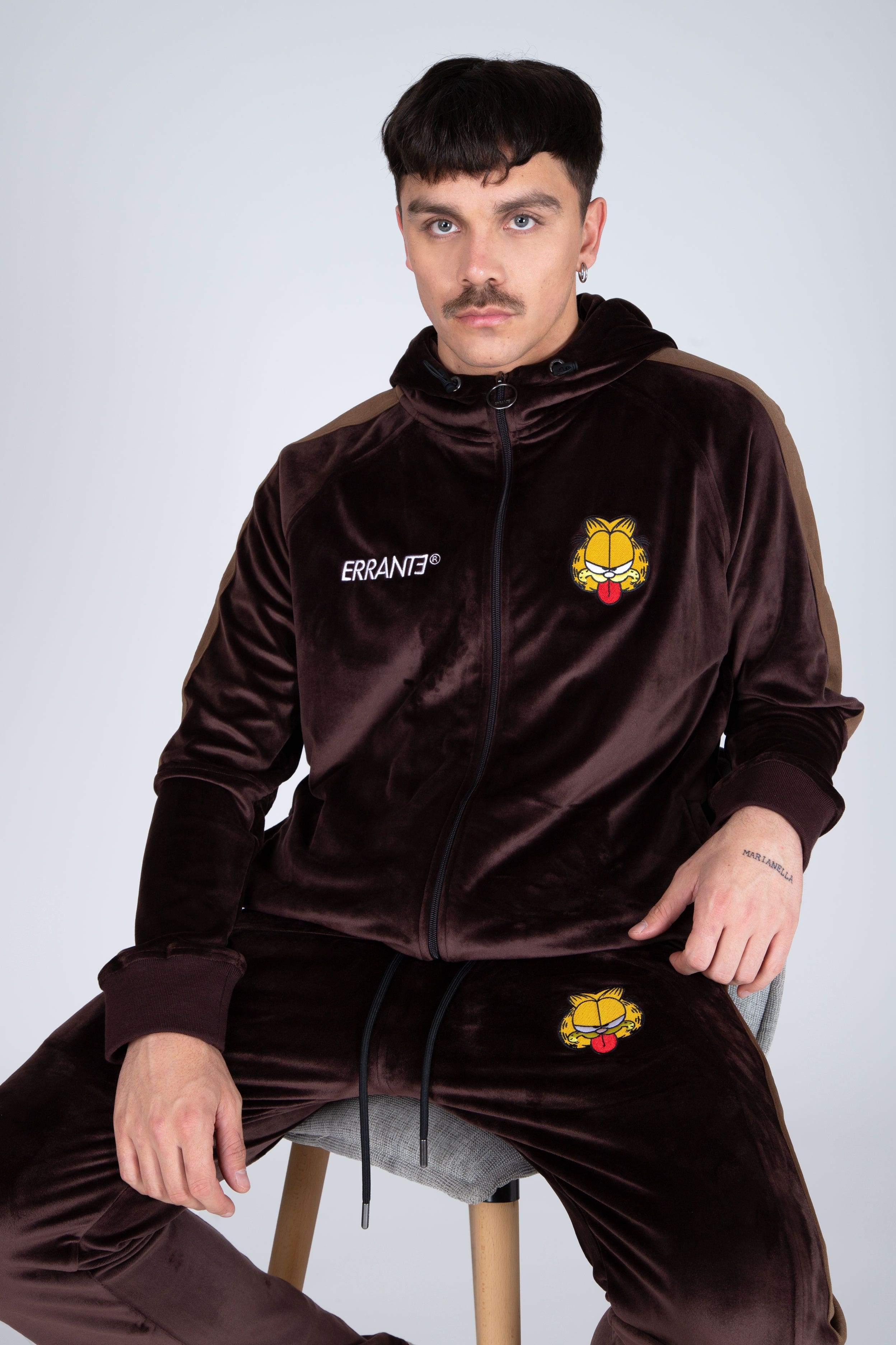 Poleron Zip Garfield Sticking Out Café ERRANTE
