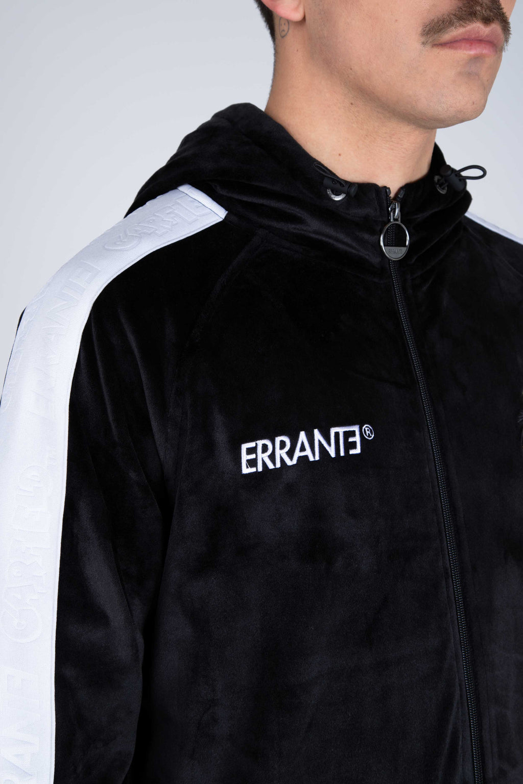 Poleron Zip Garfield Sticking Out Negro ERRANTE