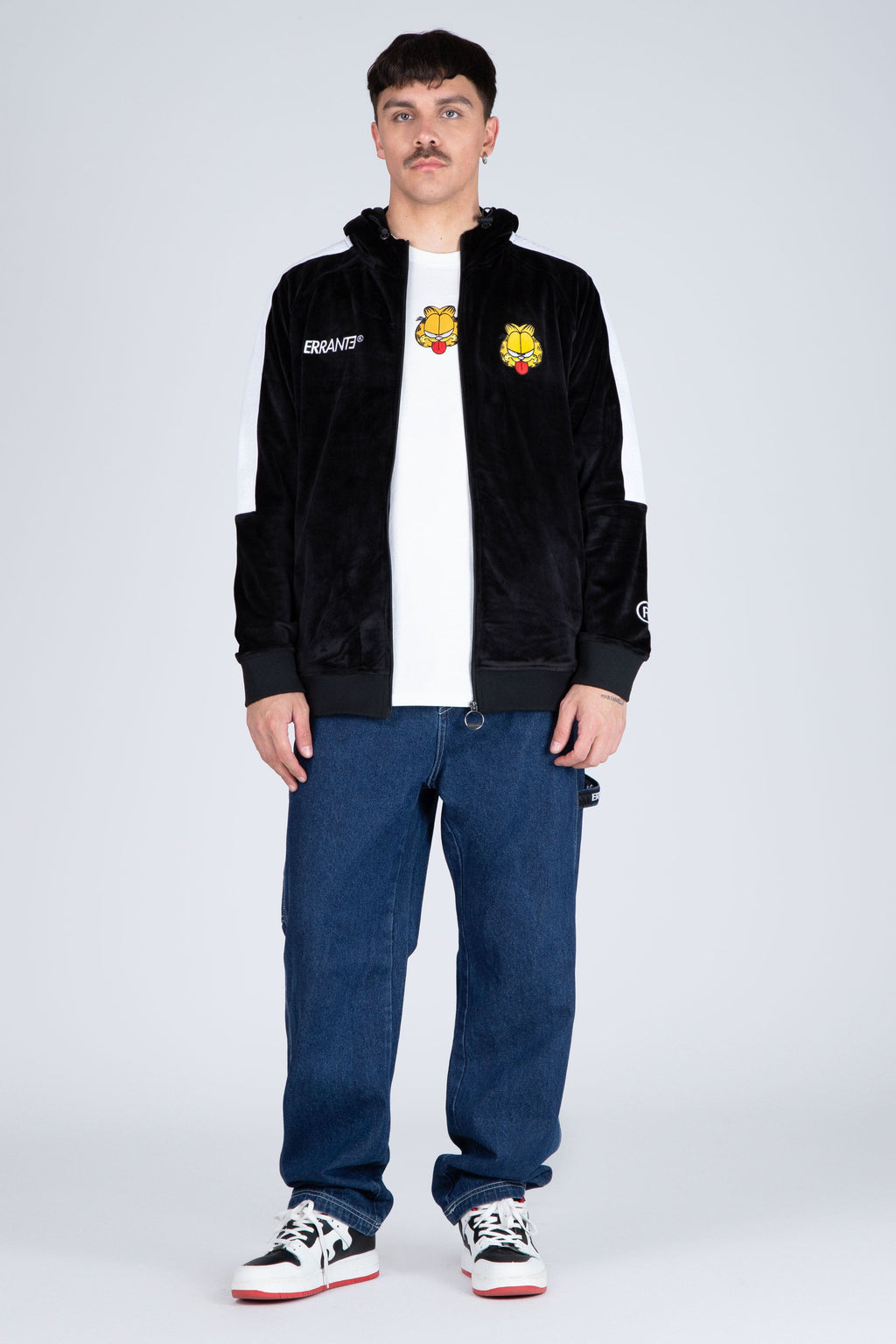 Poleron Zip Garfield Sticking Out Negro ERRANTE