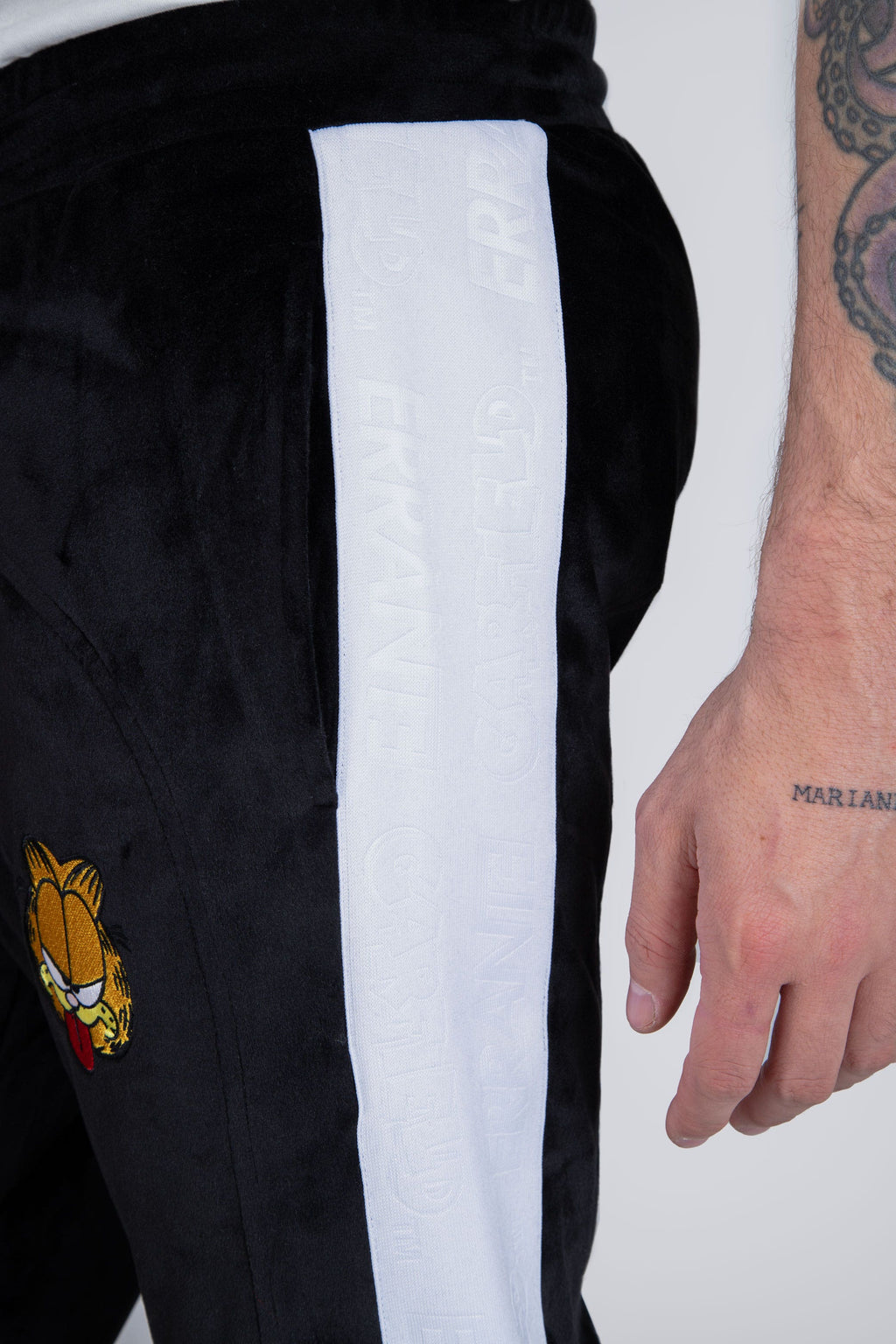 Pantalon Garfield Sticking Out Negro ERRANTE