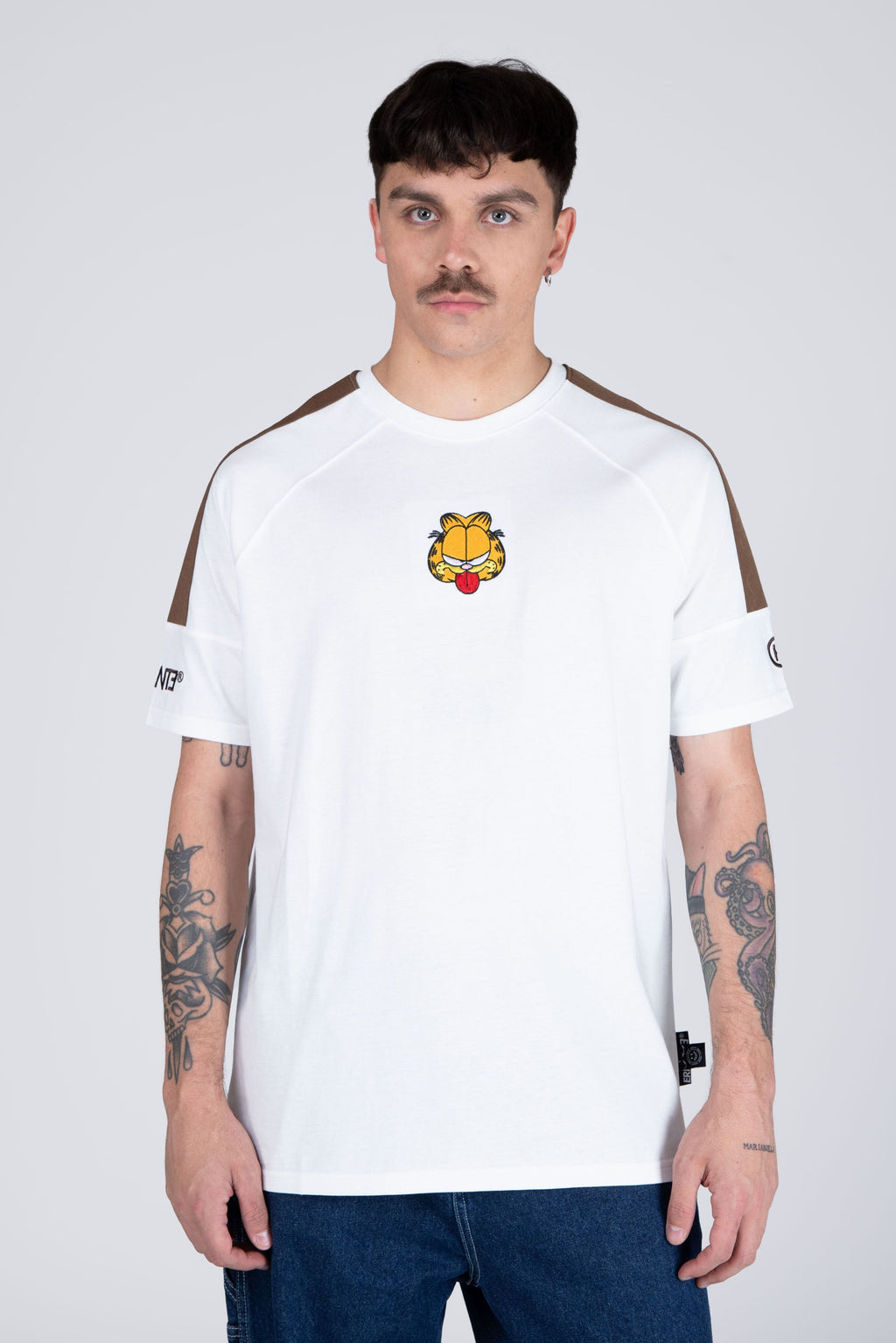 Polera Manga Corta Garfield Sticking Out Blanco ERRANTE