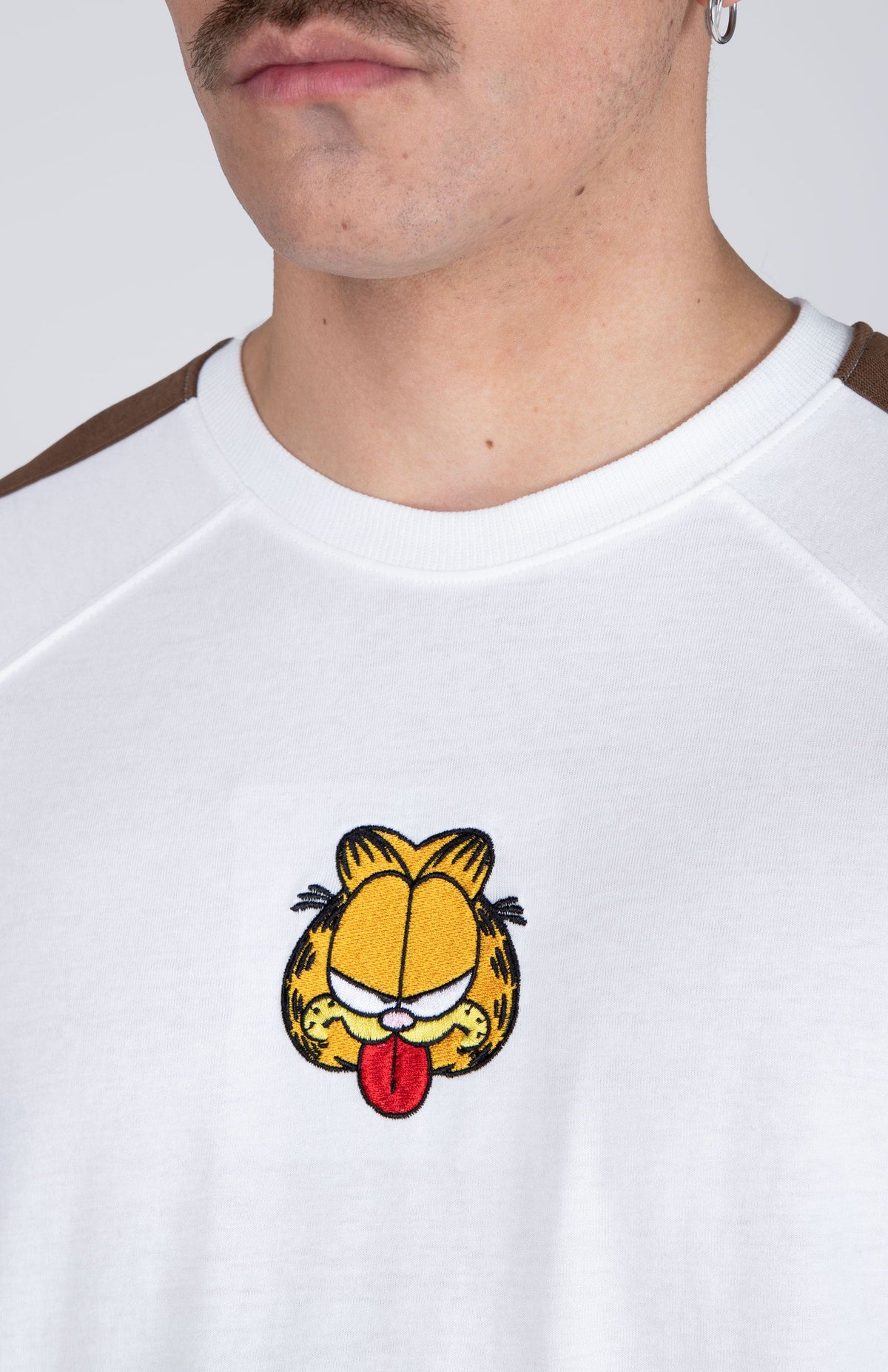 Polera Manga Corta Garfield Sticking Out Blanco ERRANTE