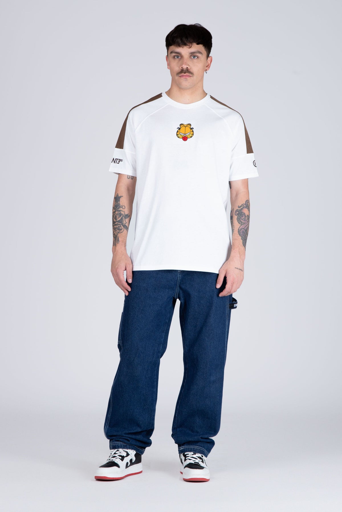 Polera Manga Corta Garfield Sticking Out Blanco ERRANTE