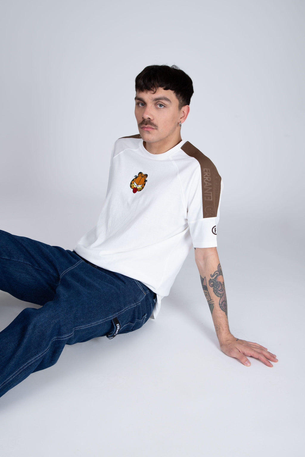Polera Manga Corta Garfield Sticking Out Blanco ERRANTE