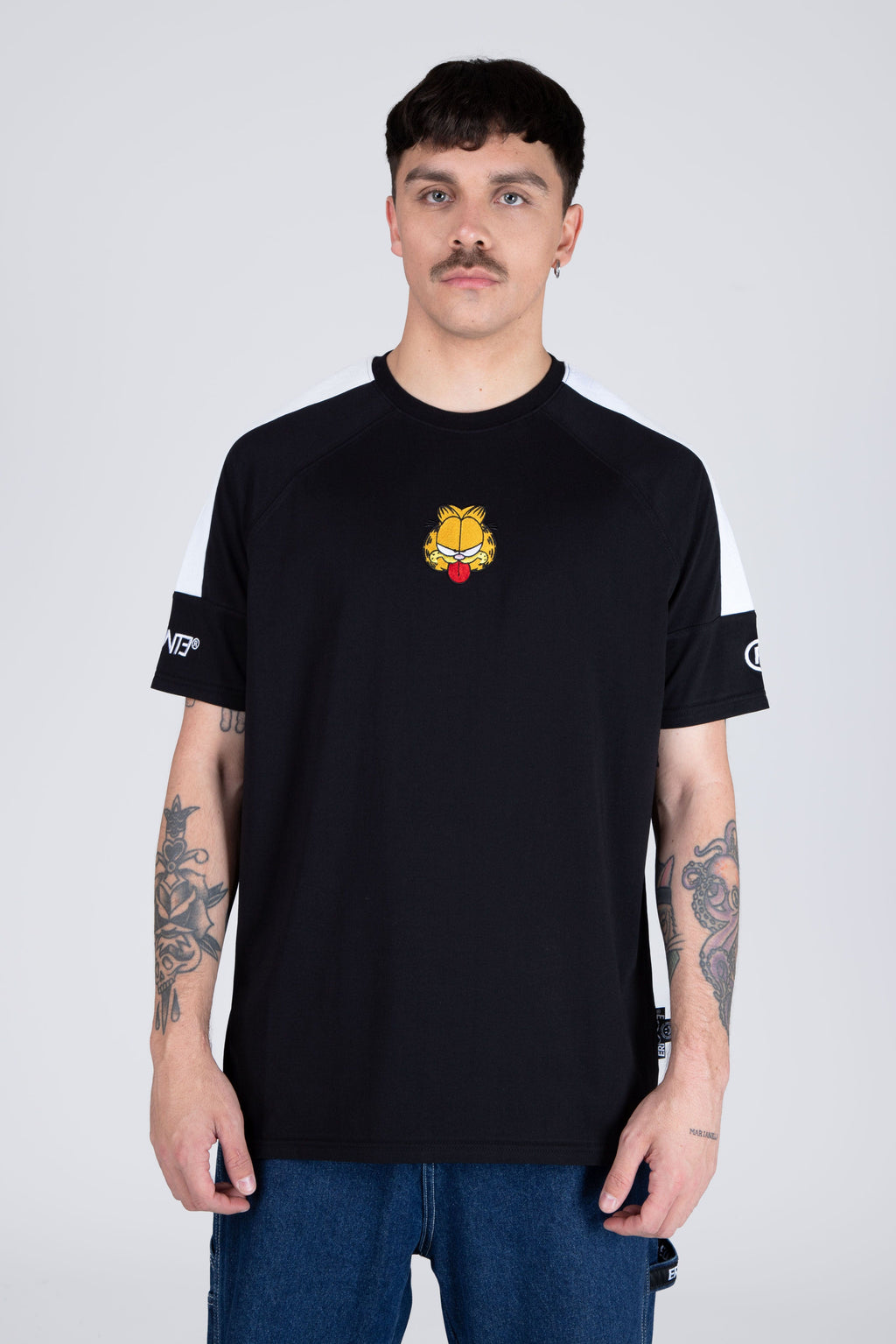 Polera Manga Corta Garfield Sticking Out Negro ERRANTE