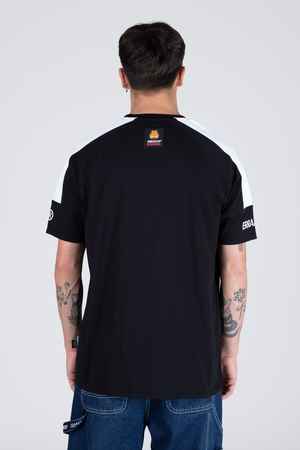 Polera Manga Corta Garfield Sticking Out Negro ERRANTE