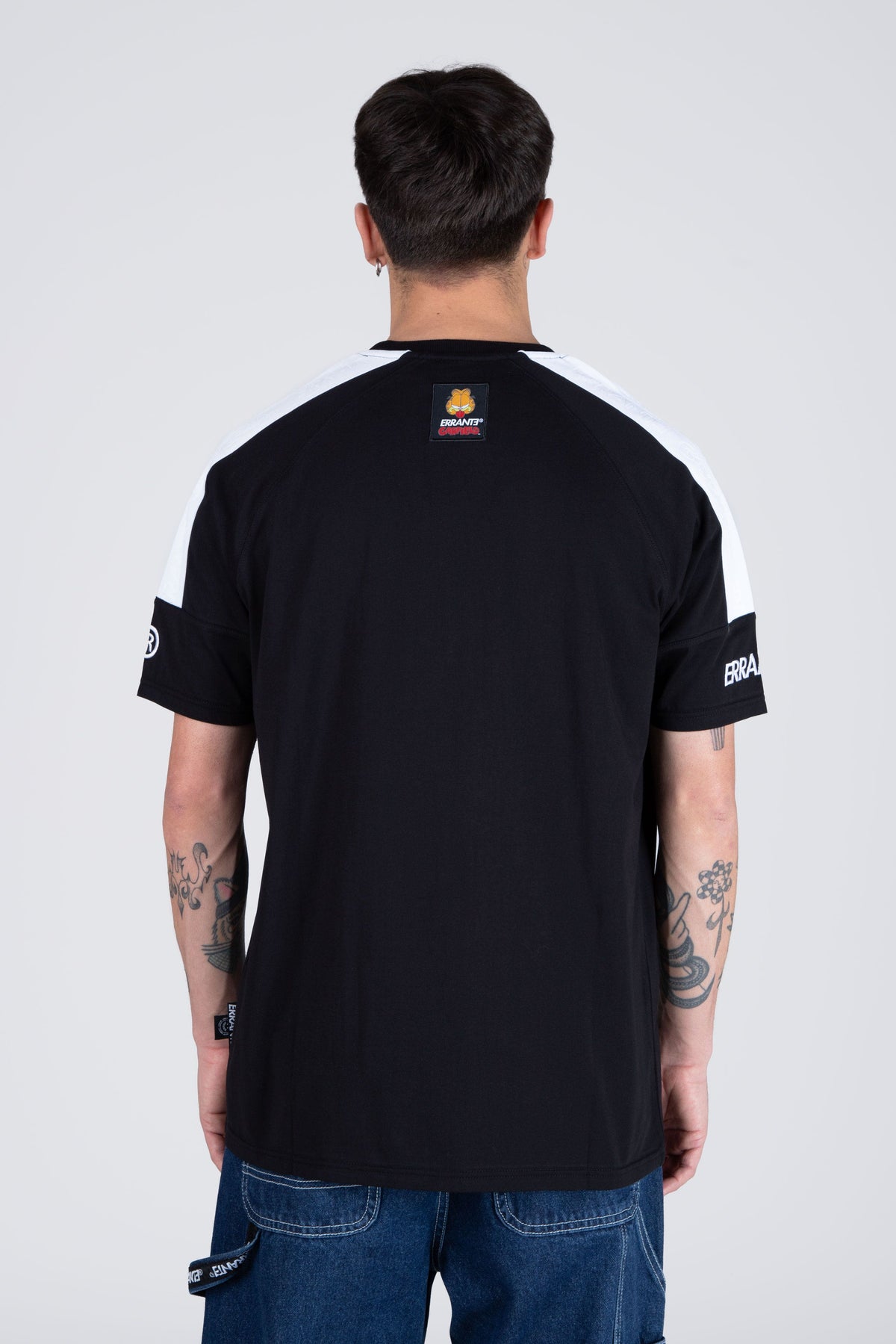 Polera Manga Corta Garfield Sticking Out Negro ERRANTE