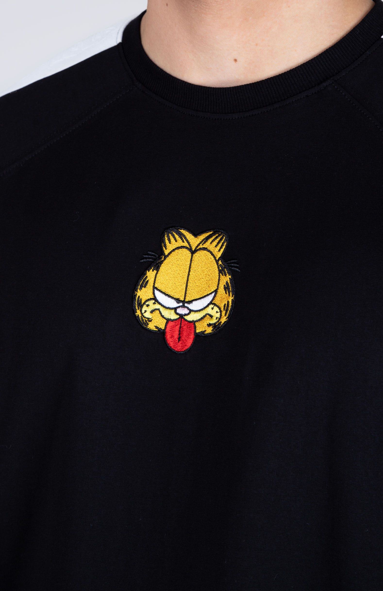 Polera Manga Corta Garfield Sticking Out Negro ERRANTE