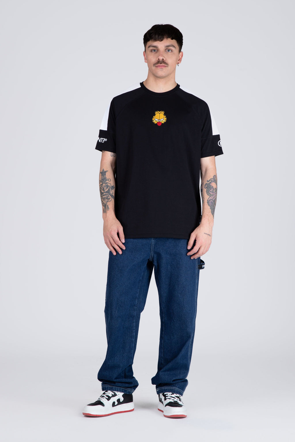 Polera Manga Corta Garfield Sticking Out Negro ERRANTE