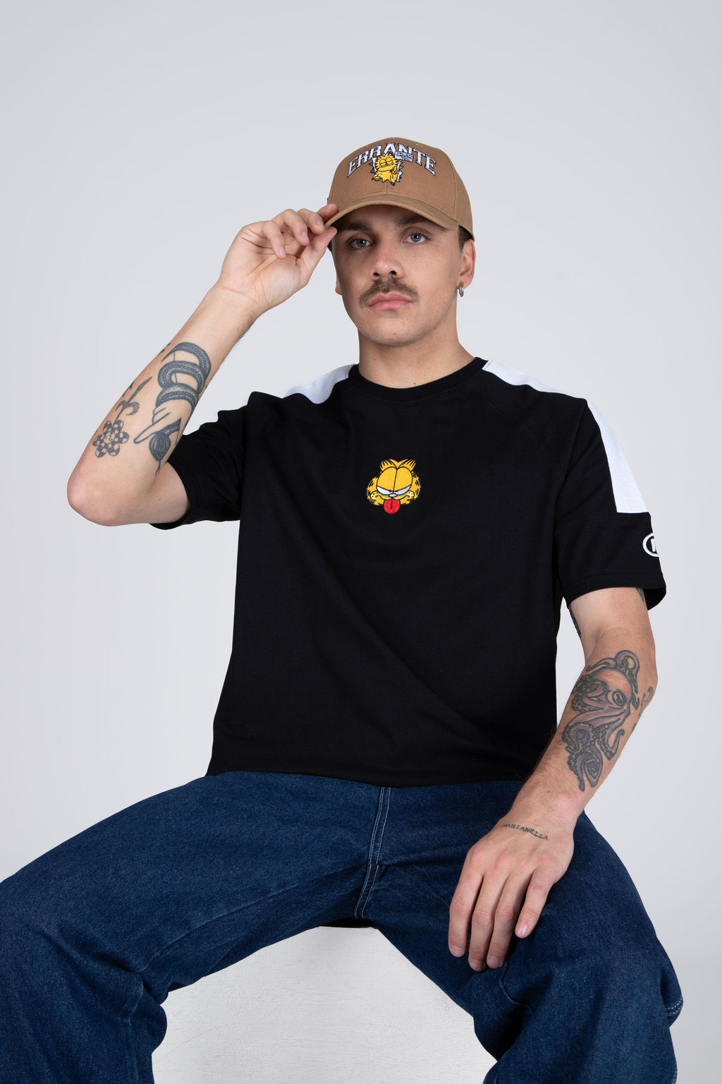 Polera Manga Corta Garfield Sticking Out Negro ERRANTE