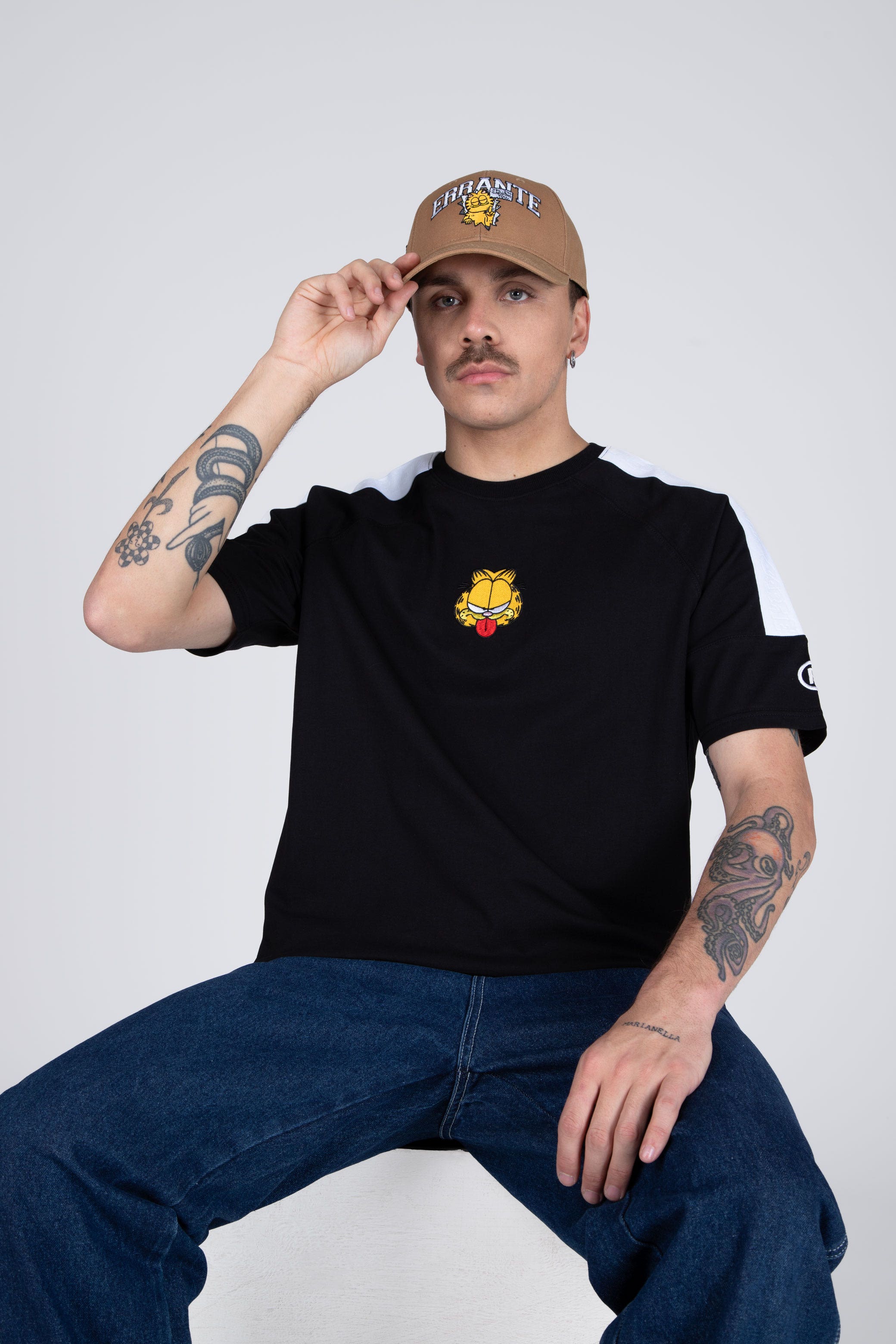 Polera Manga Corta Garfield Sticking Out Negro ERRANTE