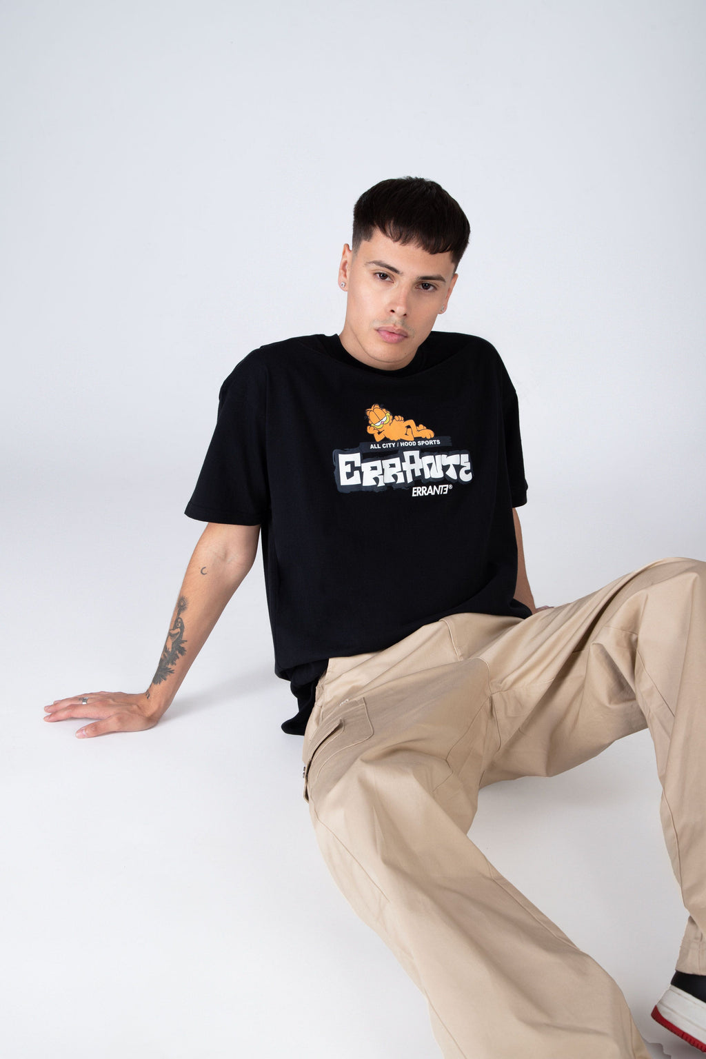 Polera M/C Garfield Cat World Negro ERRANTE