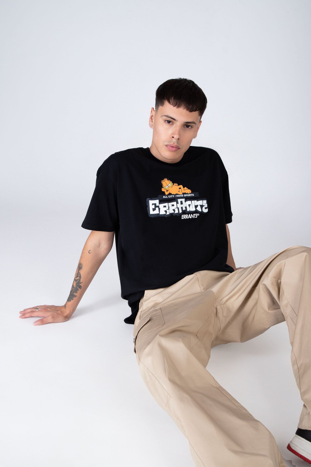 Polera M/C Garfield Cat World Negro ERRANTE