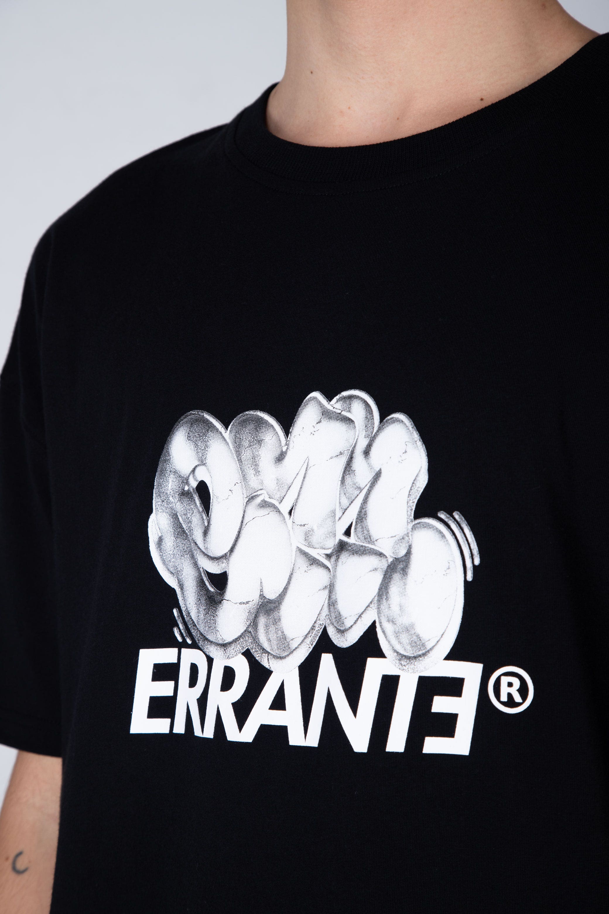 Polera Manga Corta Marble Negro ERRANTE