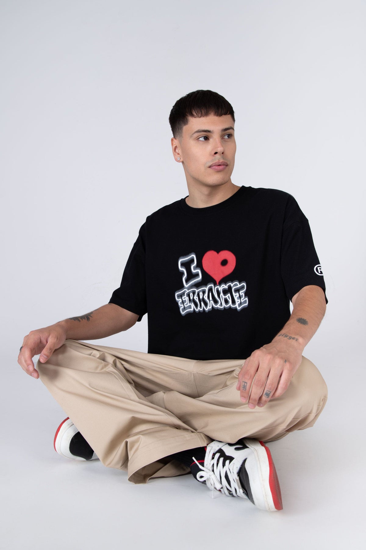 Polera Manga Corta Souvenir Negro ERRANTE