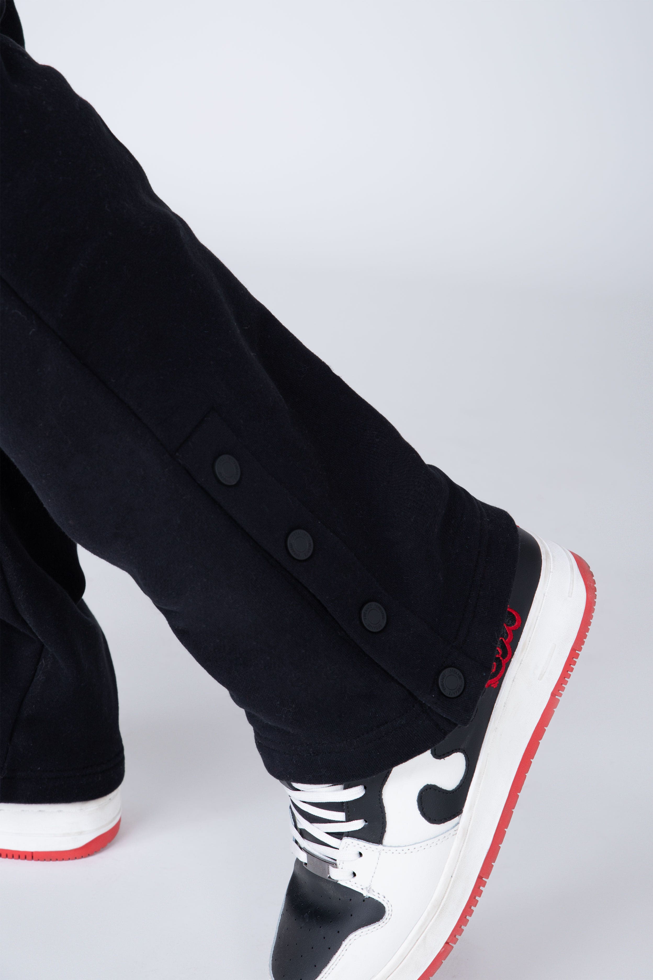 Jogger Regular Snaps Negro ERRANTE