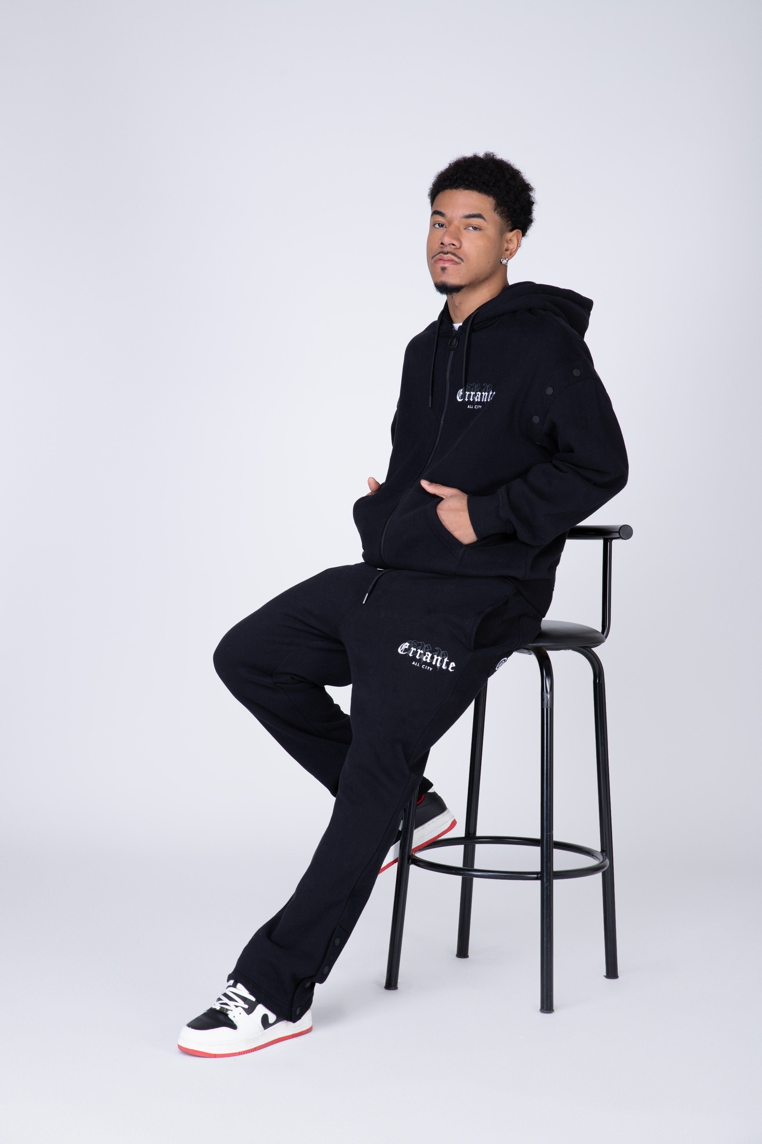Jogger Regular Snaps Negro ERRANTE