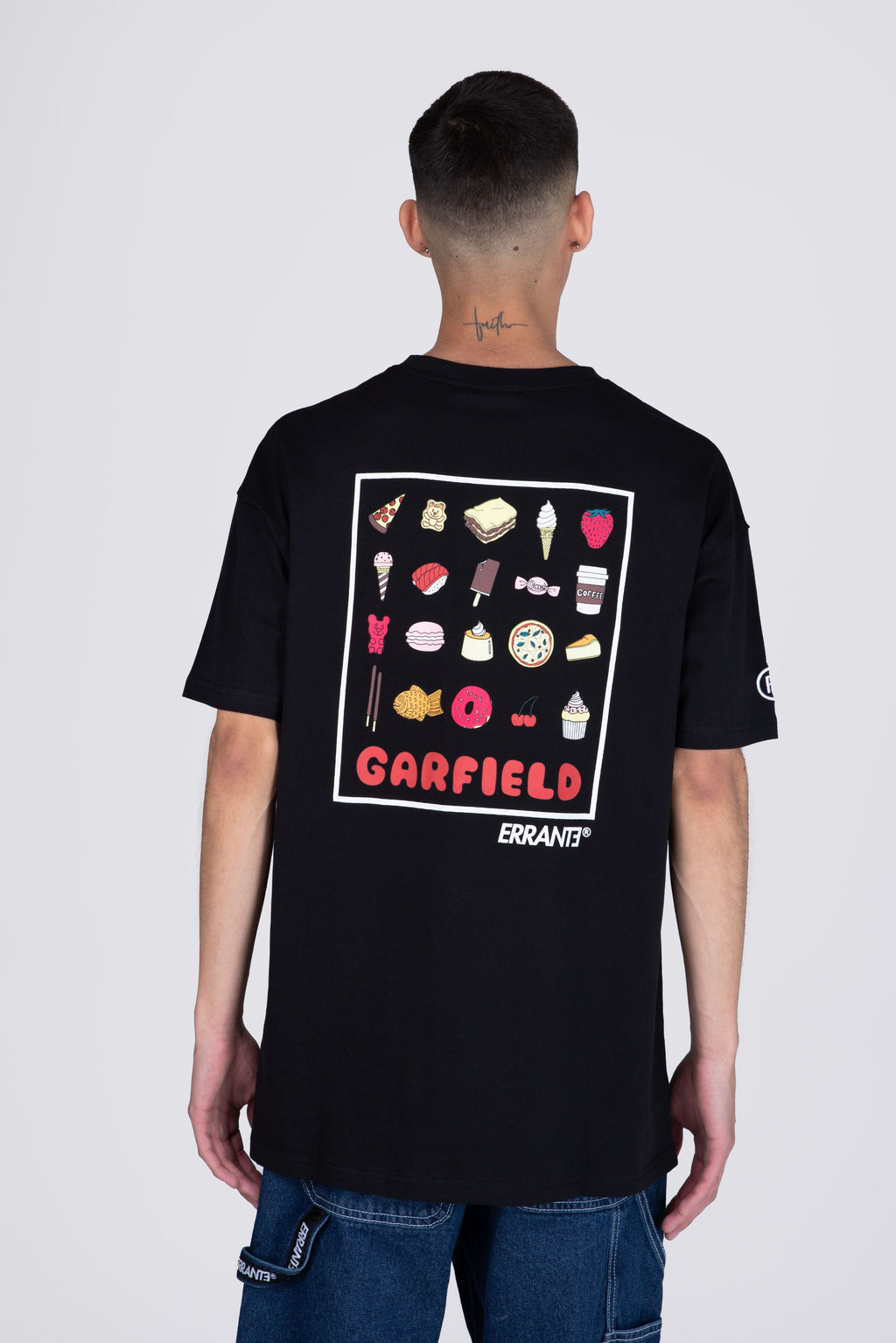 Polera Manga Corta Garfield Doodles Food Negro ERRANTE
