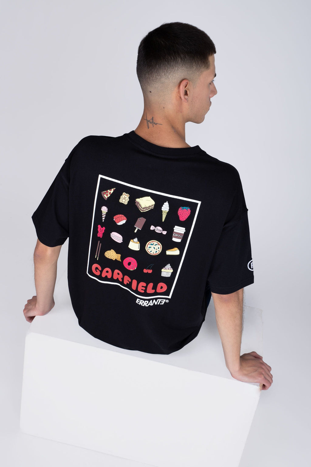 Polera Manga Corta Garfield Doodles Food Negro ERRANTE