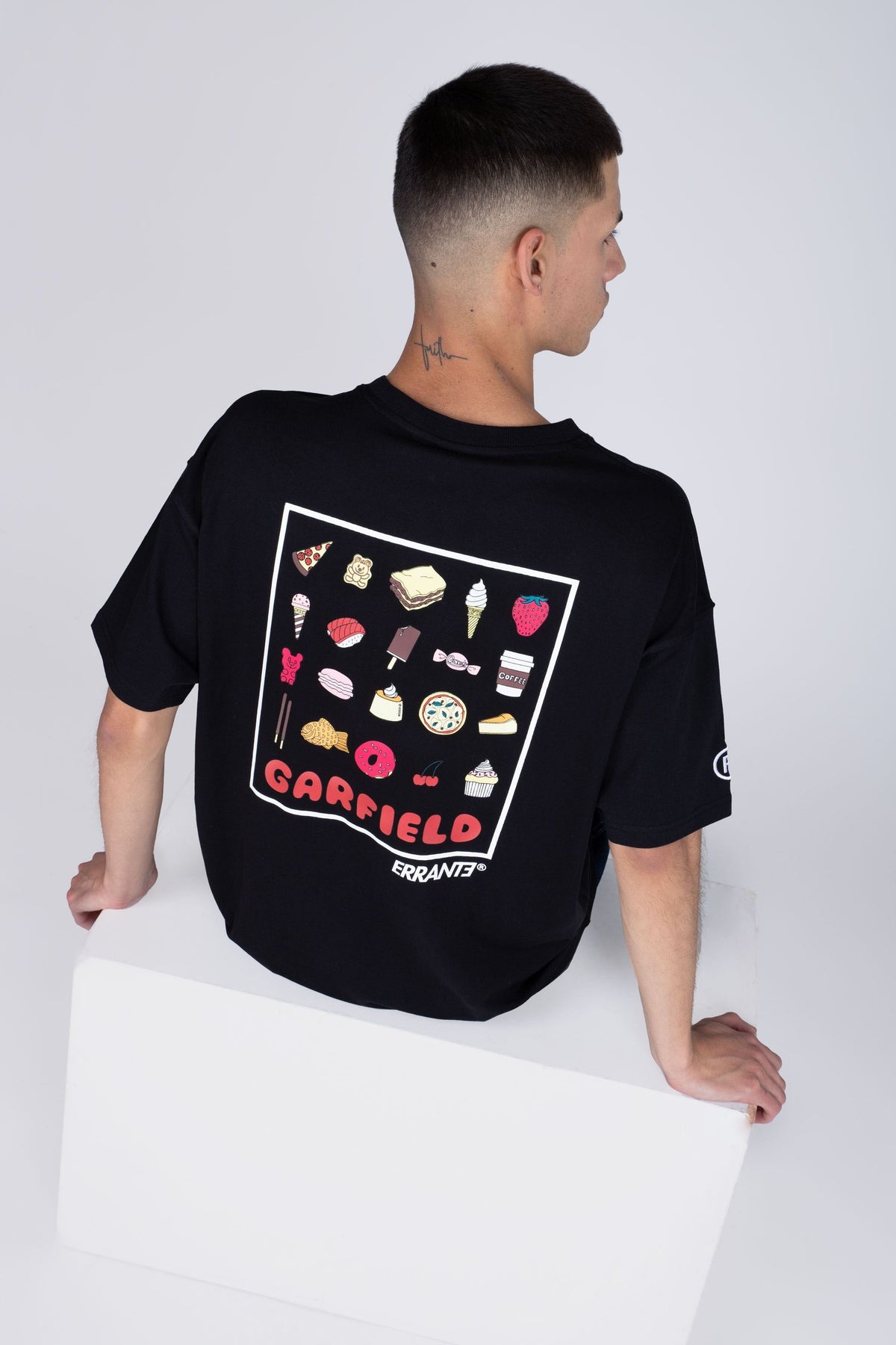 Polera Manga Corta Garfield Doodles Food Negro ERRANTE