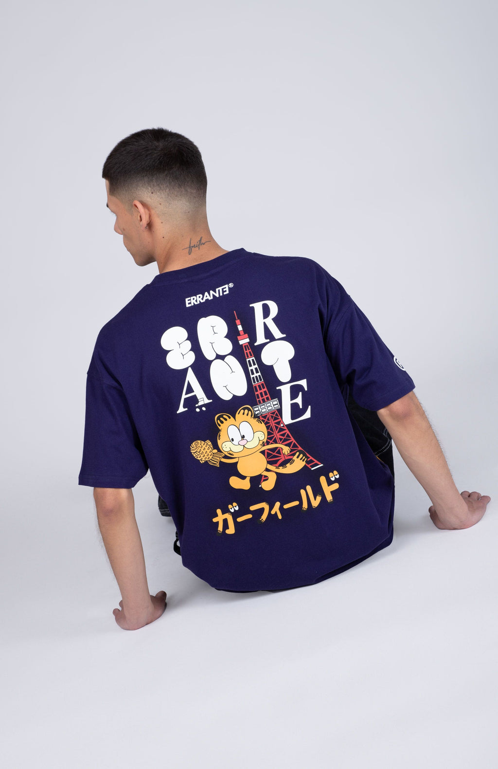Polera Manga Corta Garfield Doodles Tower Morado ERRANTE