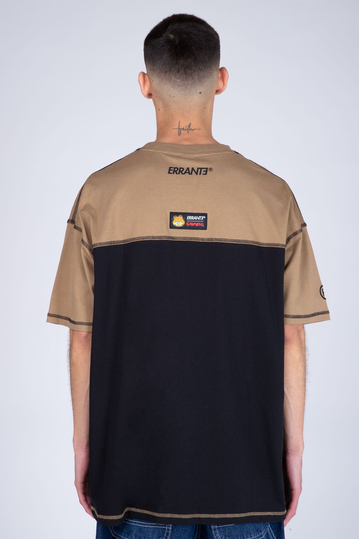 Polera Manga Corta Garfield Scripture Beige ERRANTE