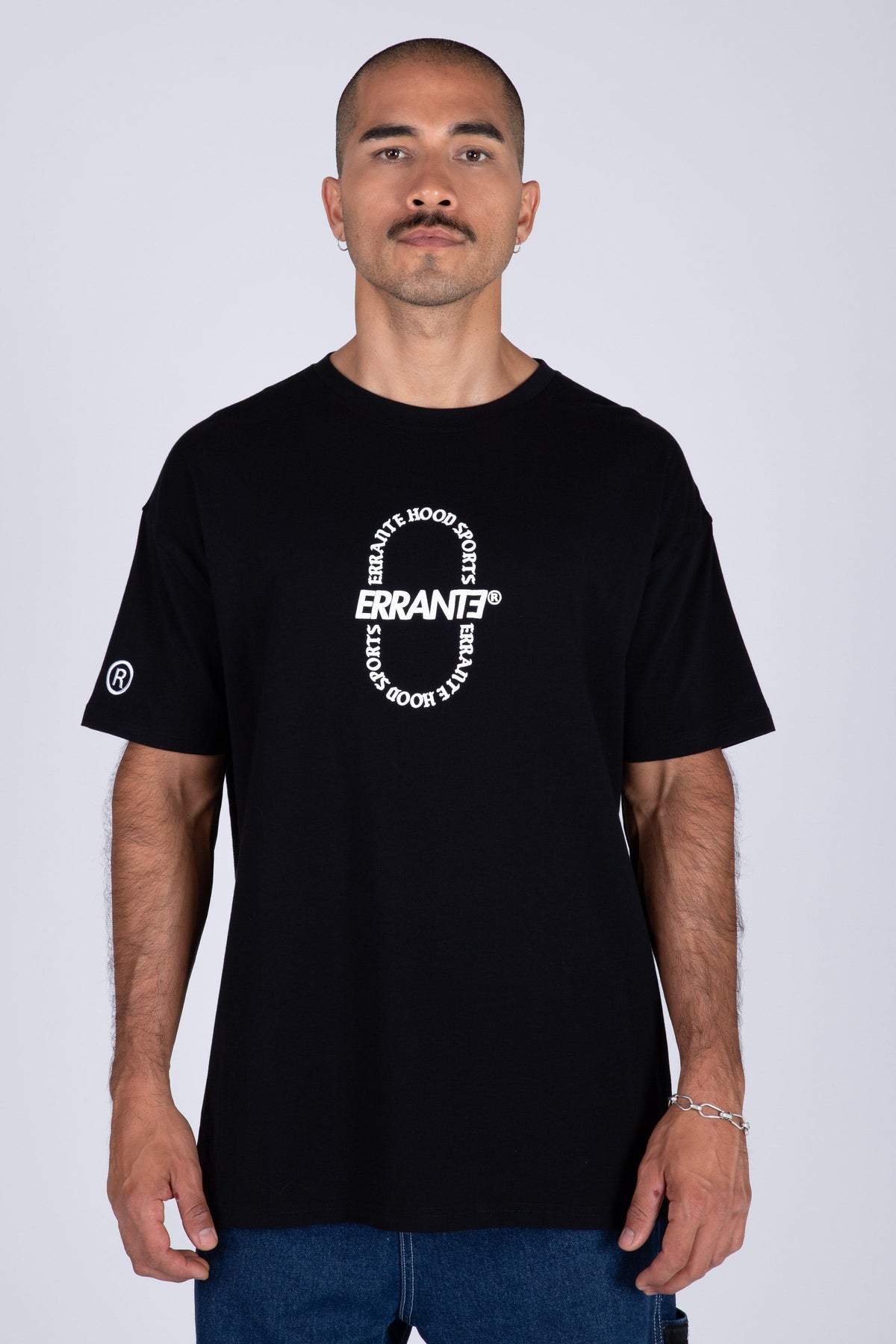 Polera Manga Corta Arch Negro ERRANTE