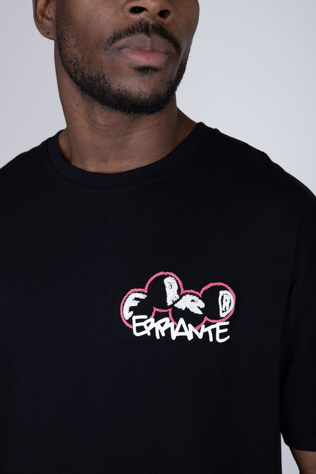 Polera Manga Corta Play Negro ERRANTE