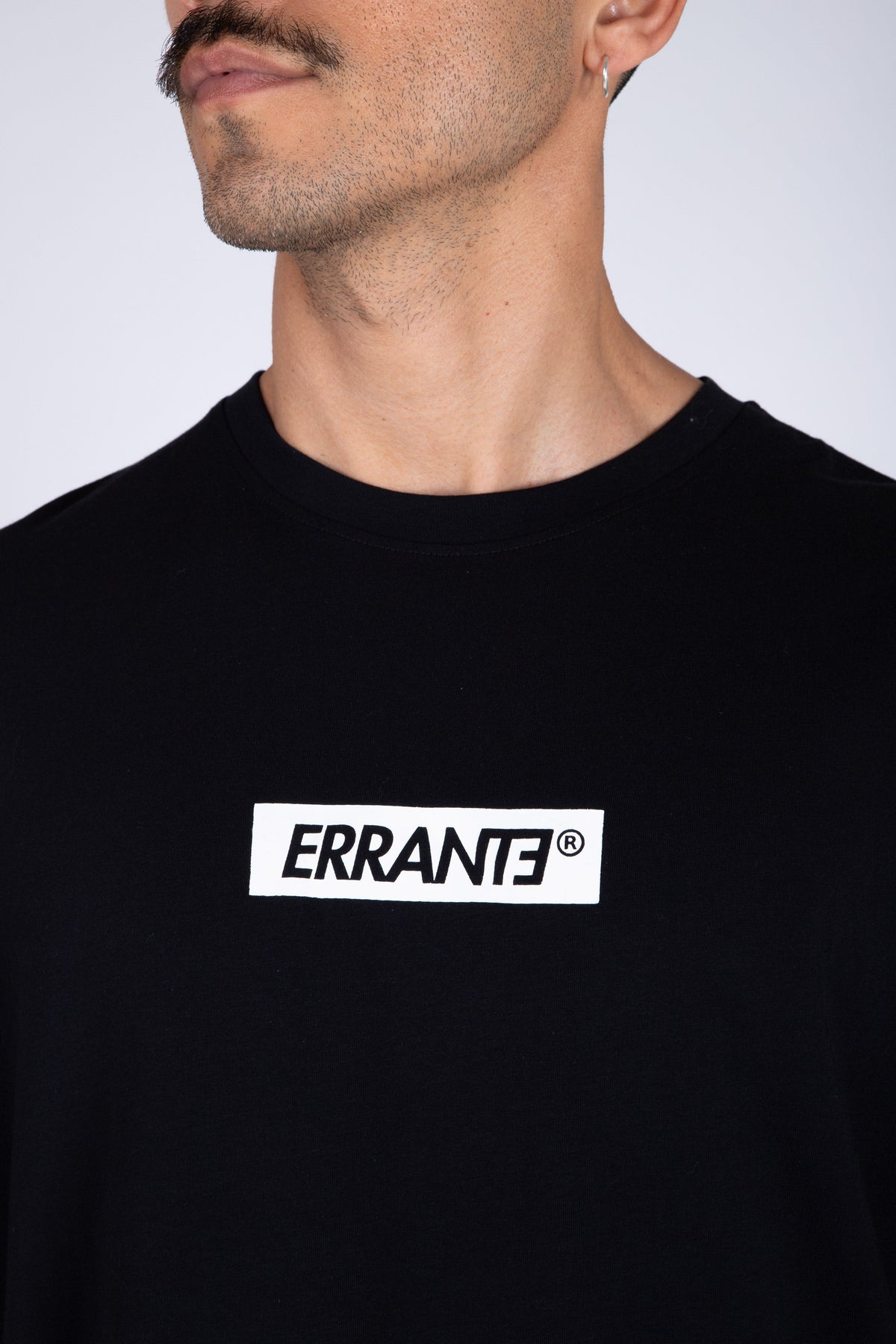 Polera Manga Corta Apuesta Alto Negro ERRANTE
