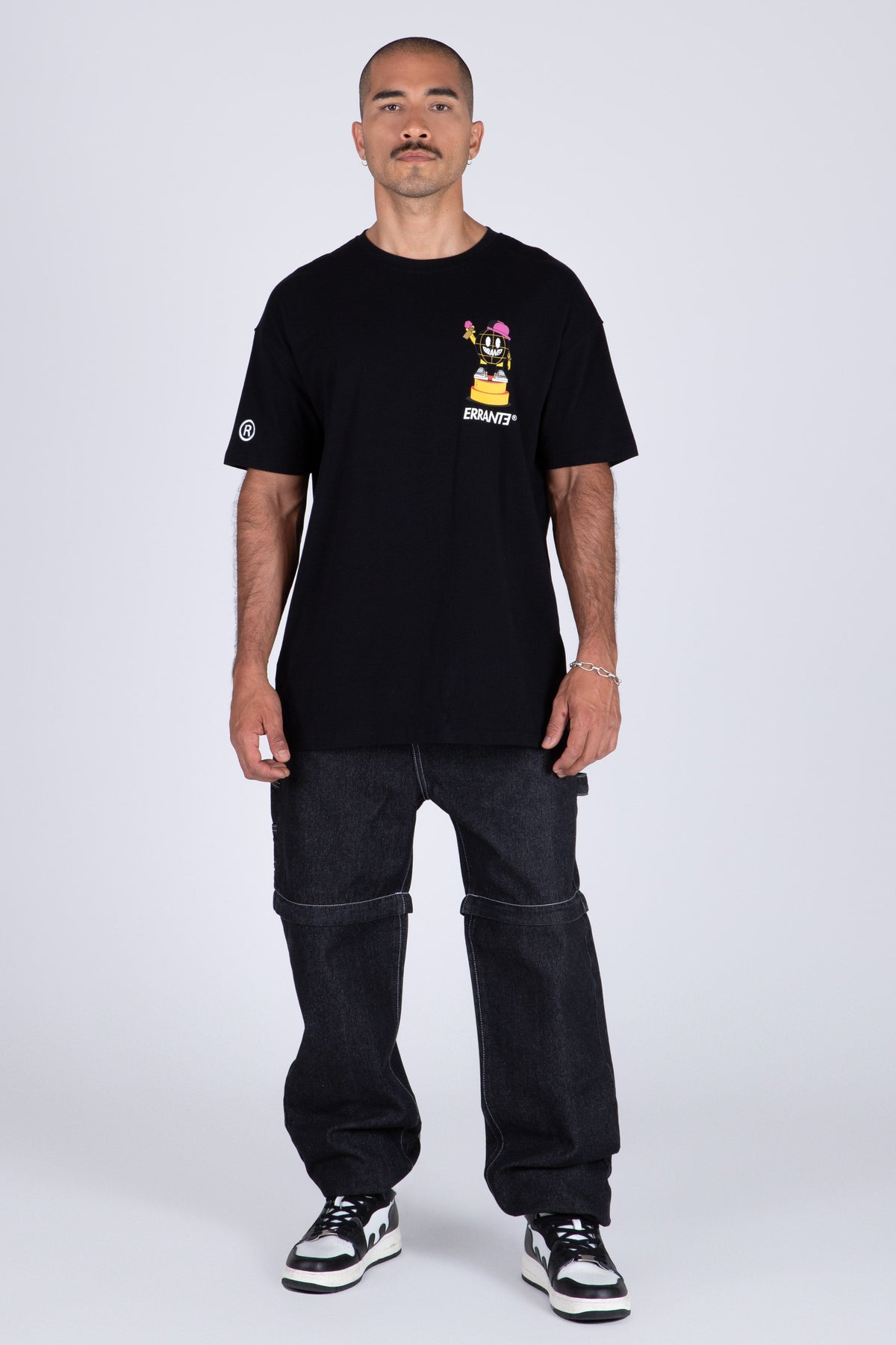 Polera Manga Corta Street Art Negro ERRANTE