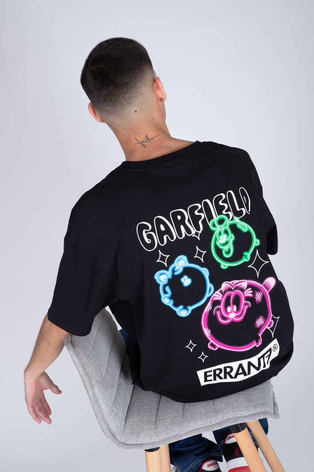 Polera Manga Corta Garfield Shadows Negro ERRANTE