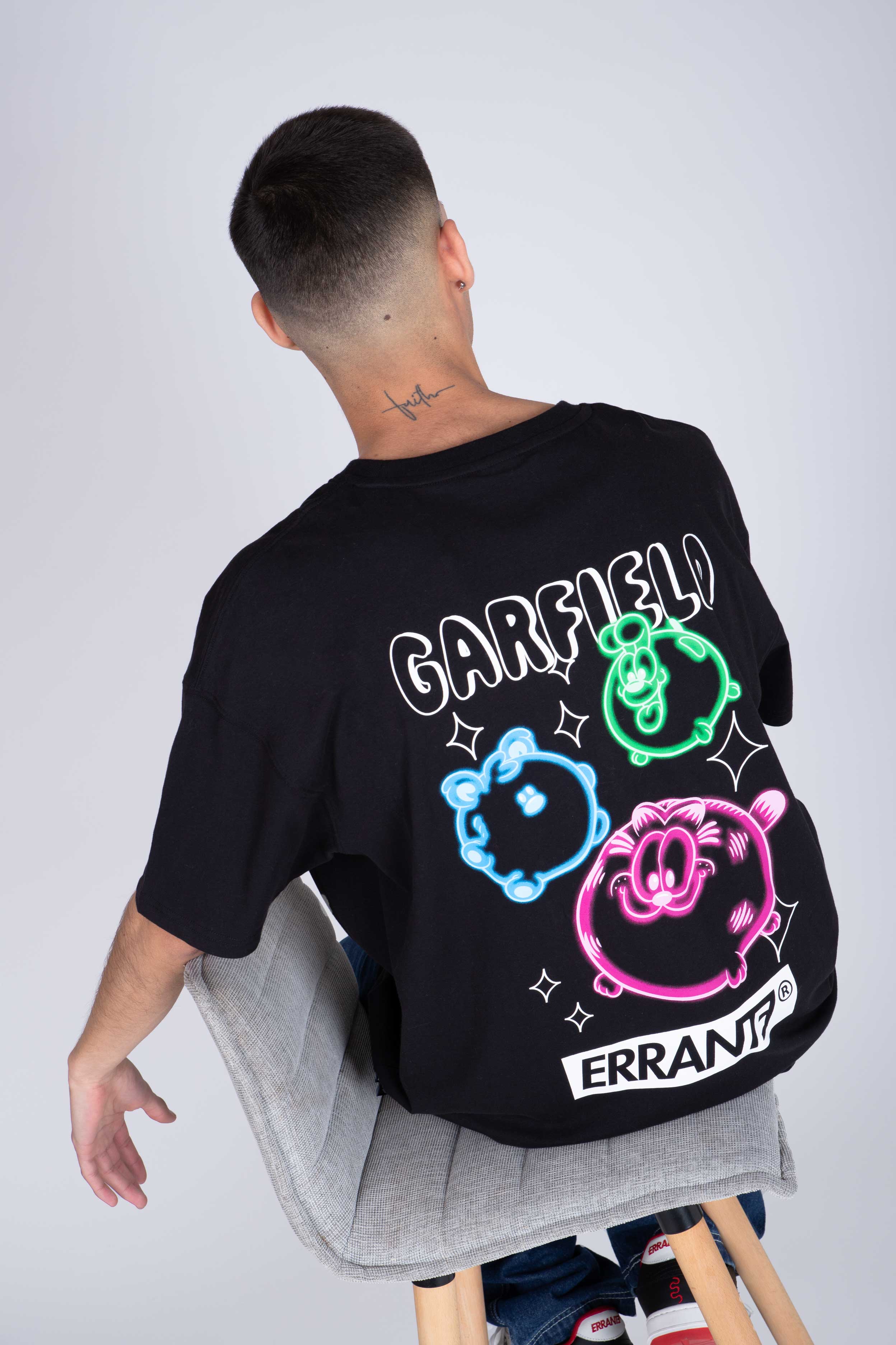 Polera Manga Corta Garfield Shadows Negro ERRANTE