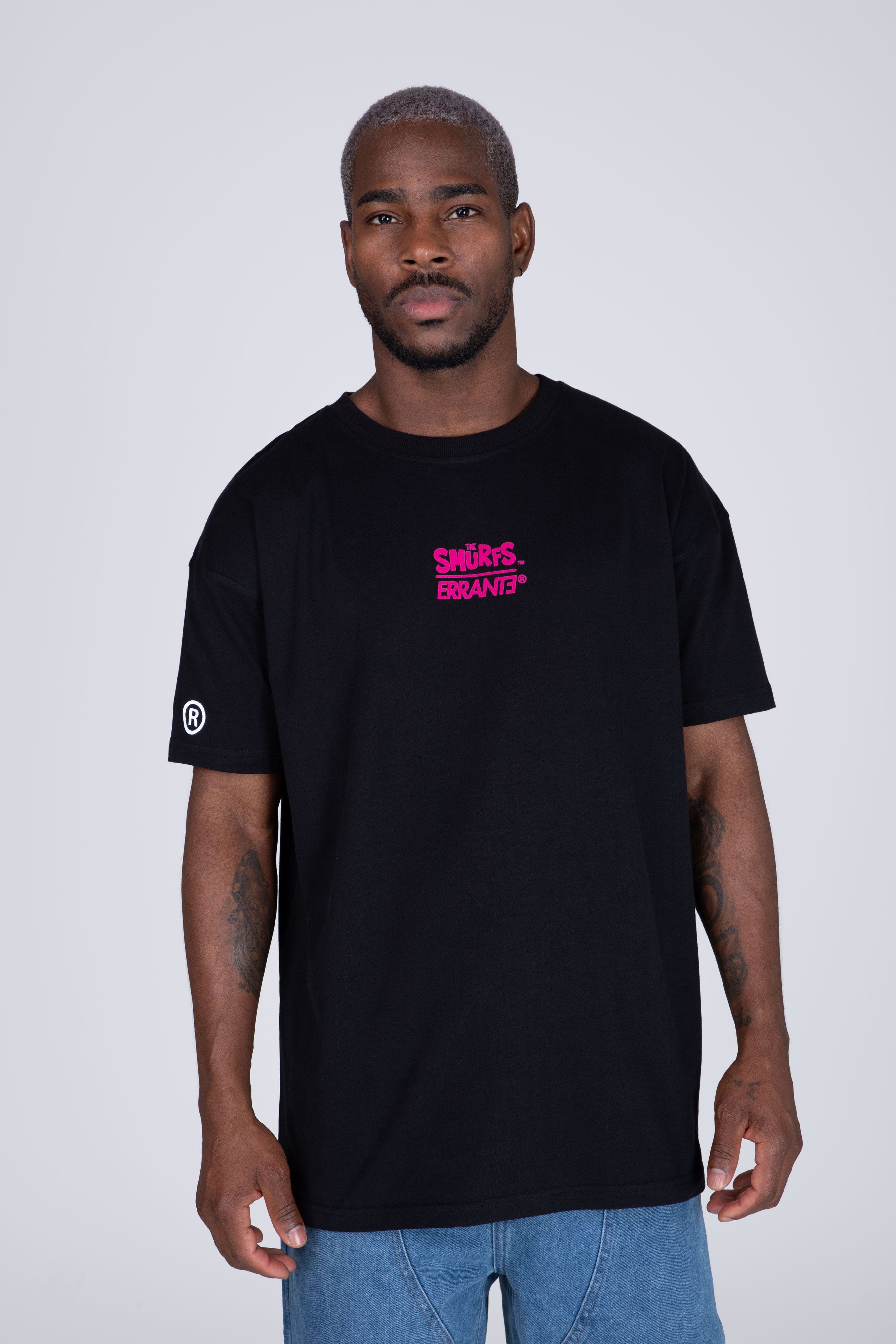 Polera Manga Corta Pitufos Smurfspray Negro ERRANTE