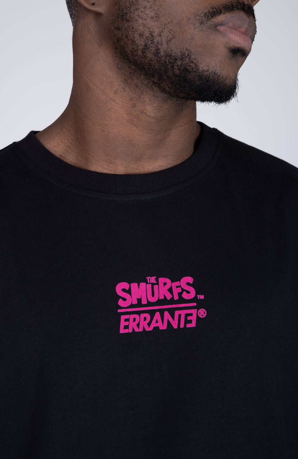 Polera Manga Corta Pitufos Smurfspray Negro ERRANTE