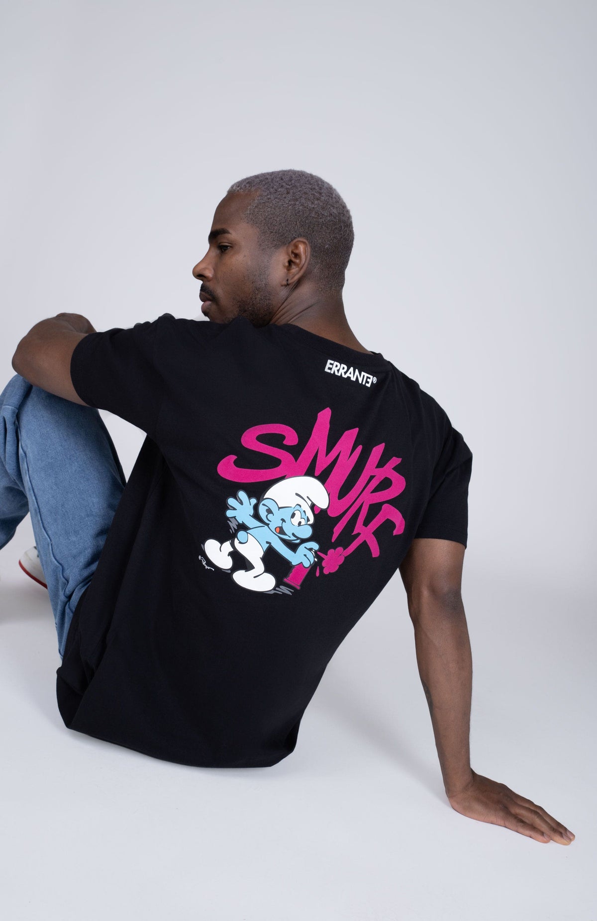 Polera Manga Corta Pitufos Smurfspray Negro ERRANTE