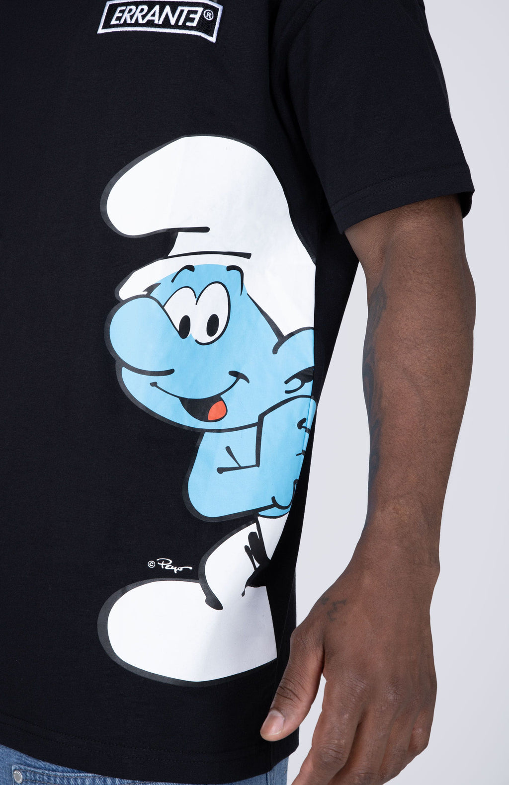 Polera Manga Corta Pitufos Peeking Negro ERRANTE