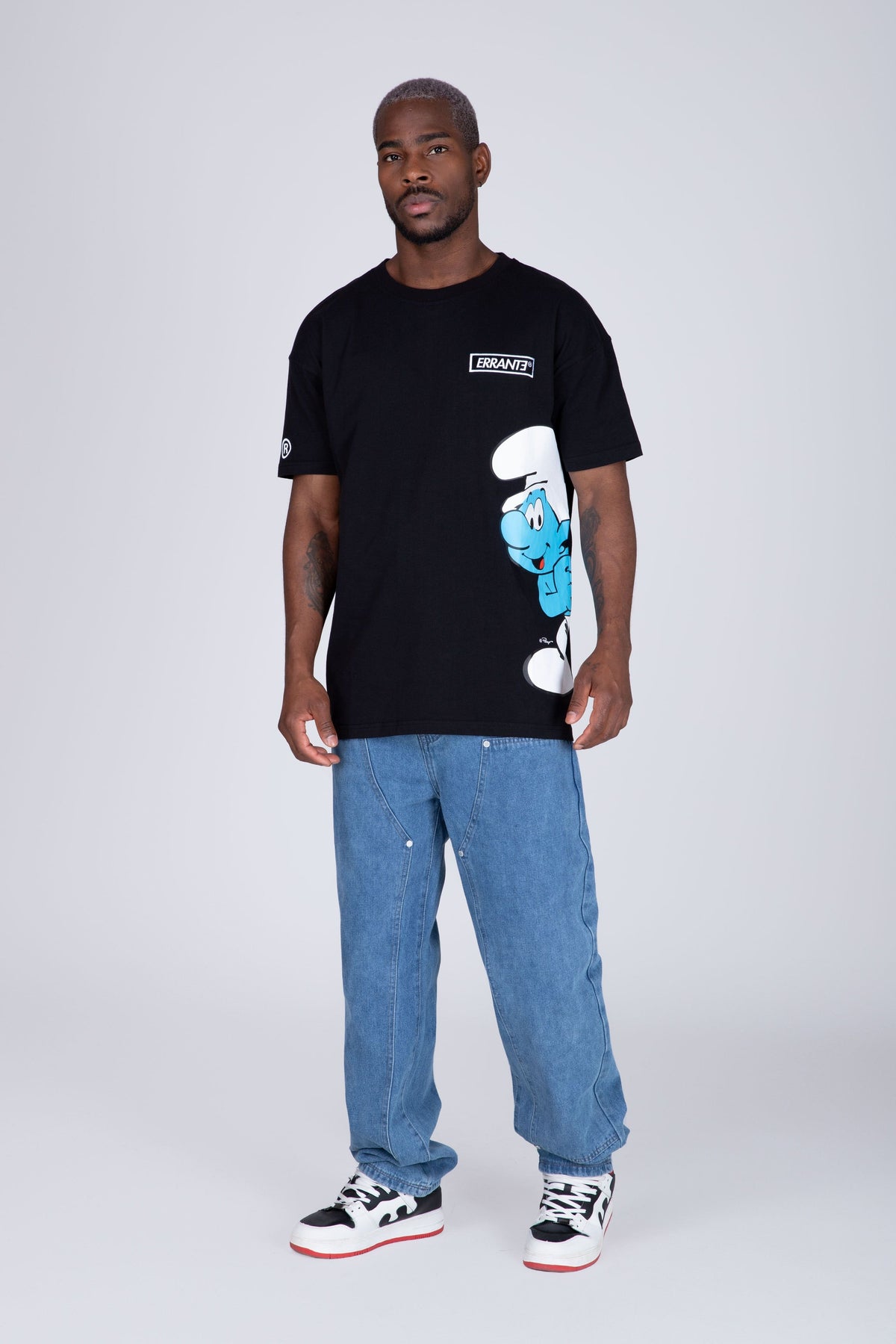 Polera Manga Corta Pitufos Peeking Negro ERRANTE