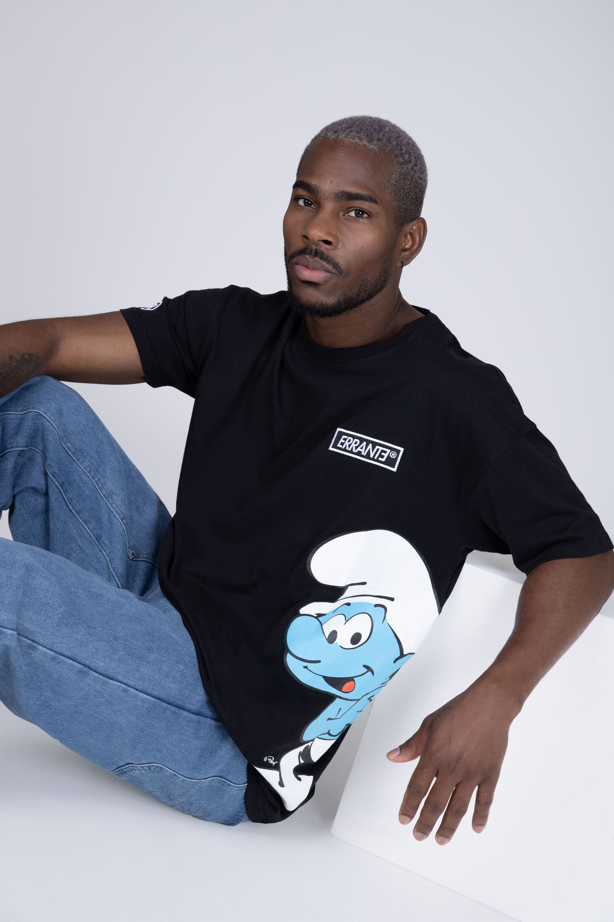 Polera Manga Corta Pitufos Peeking Negro ERRANTE