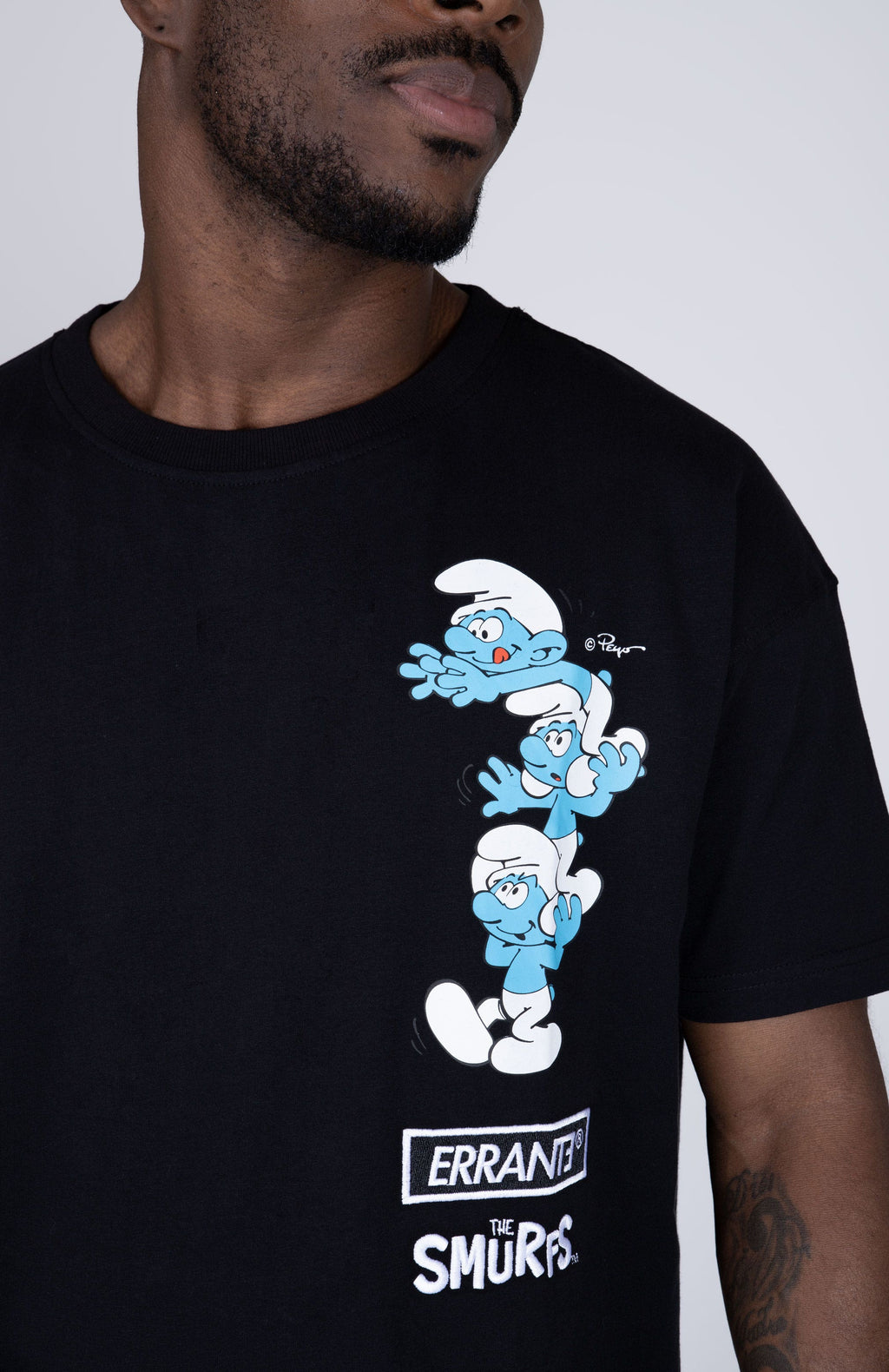 Polera Manga Corta Pitufos Smurftower Negro ERRANTE