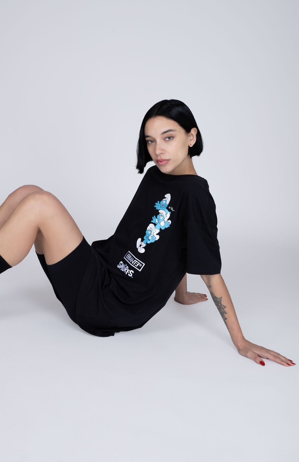 Polera Manga Corta Pitufos Smurftower Negro ERRANTE