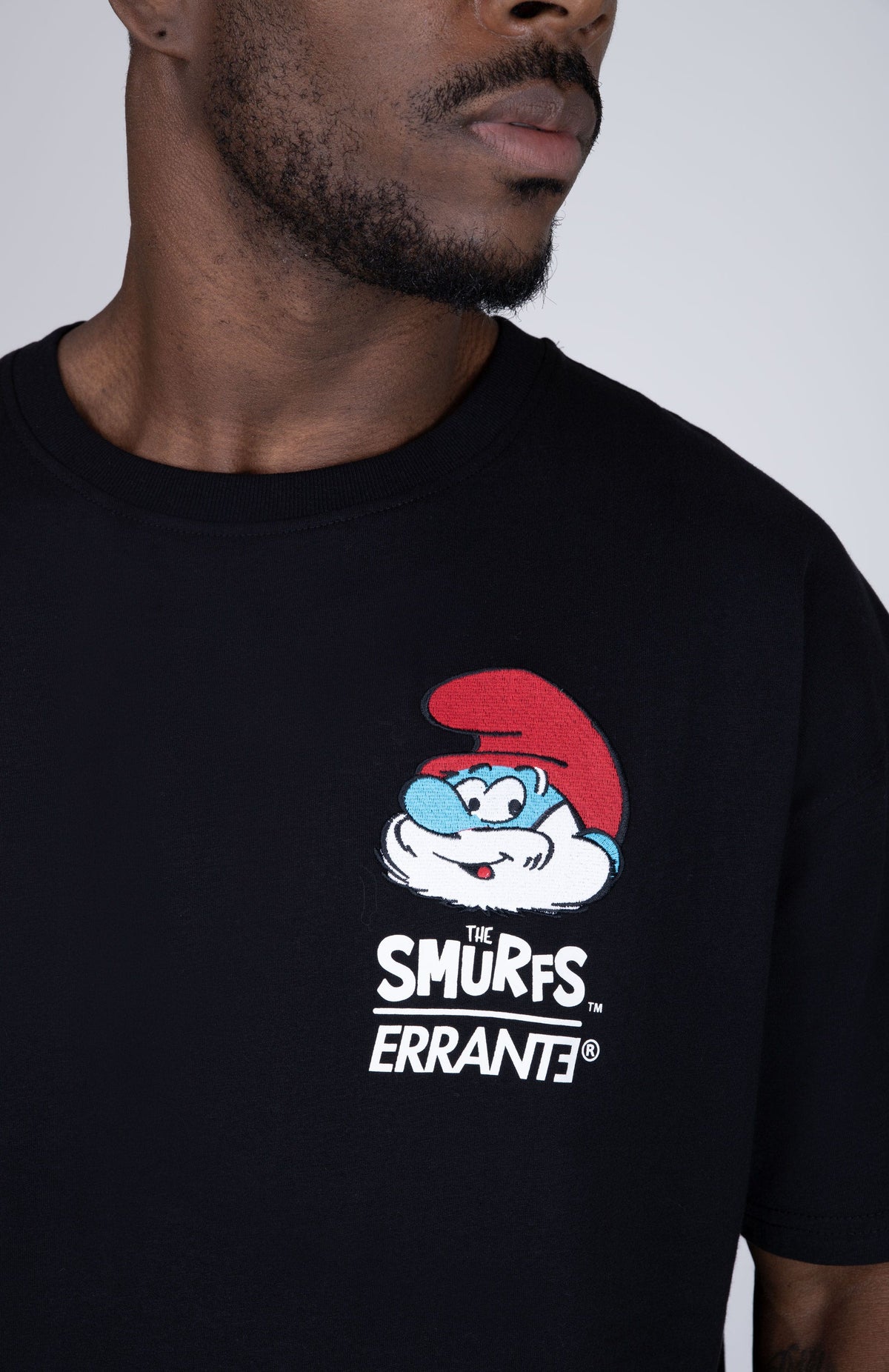 Polera Manga Corta Pitufos Papasmurf Negro ERRANTE