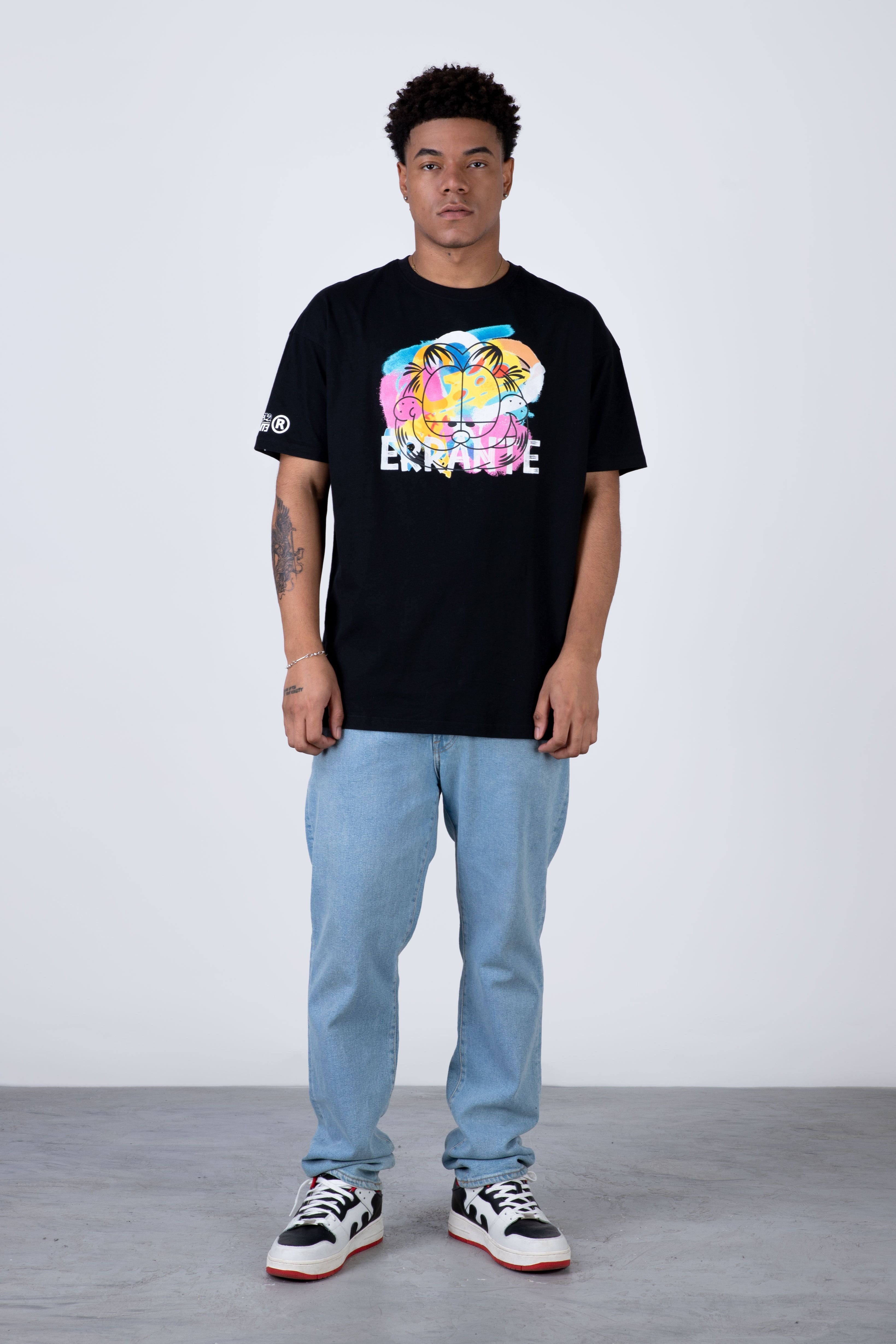 Polera Manga Corta Garfield Rainbow Negro ERRANTE