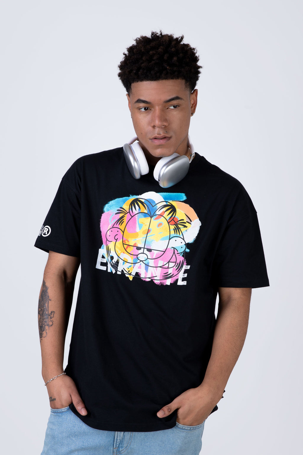 Polera Manga Corta Garfield Rainbow Negro ERRANTE