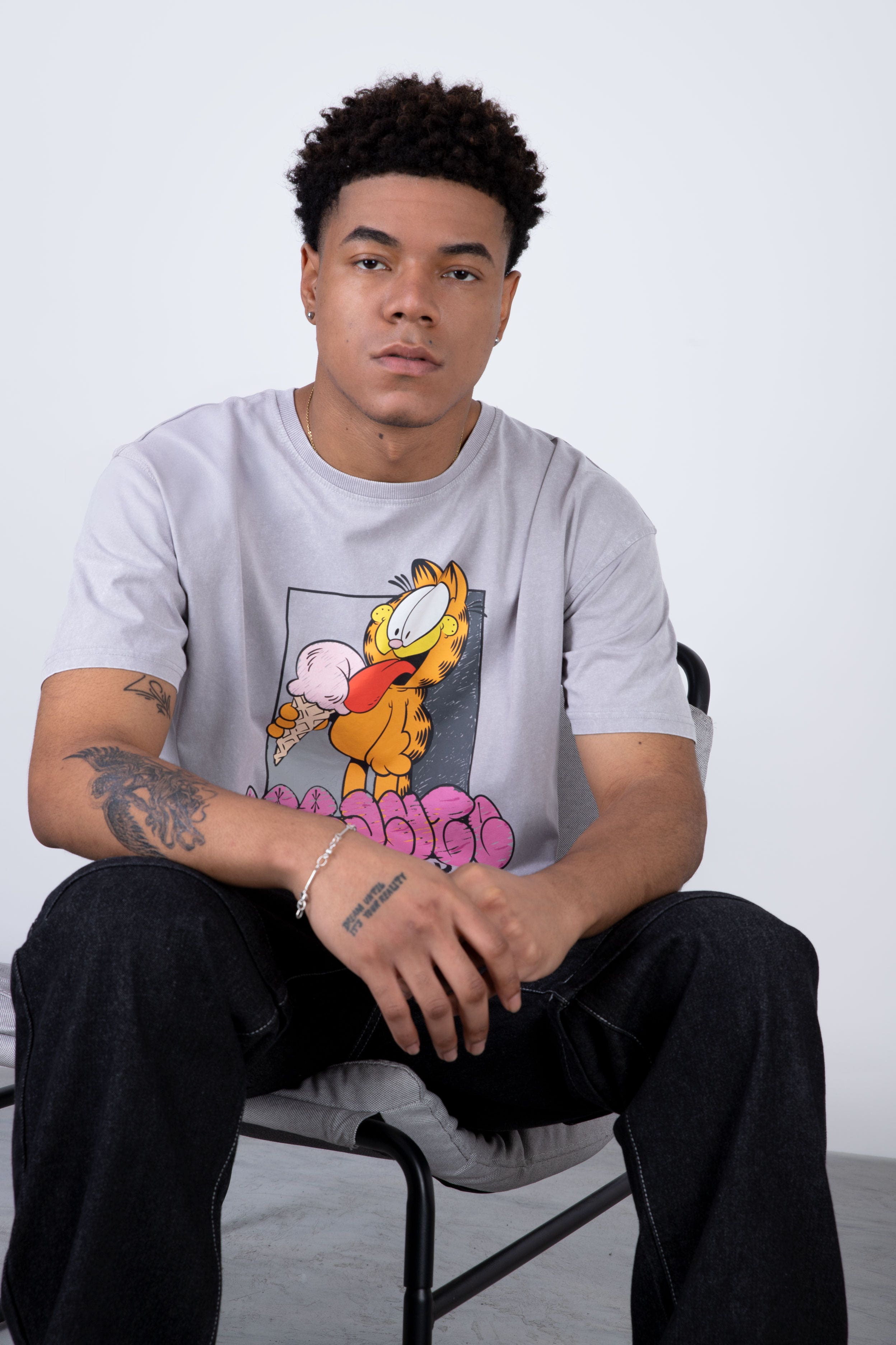 Polera Manga Corta Garfield Icecream Gris ERRANTE