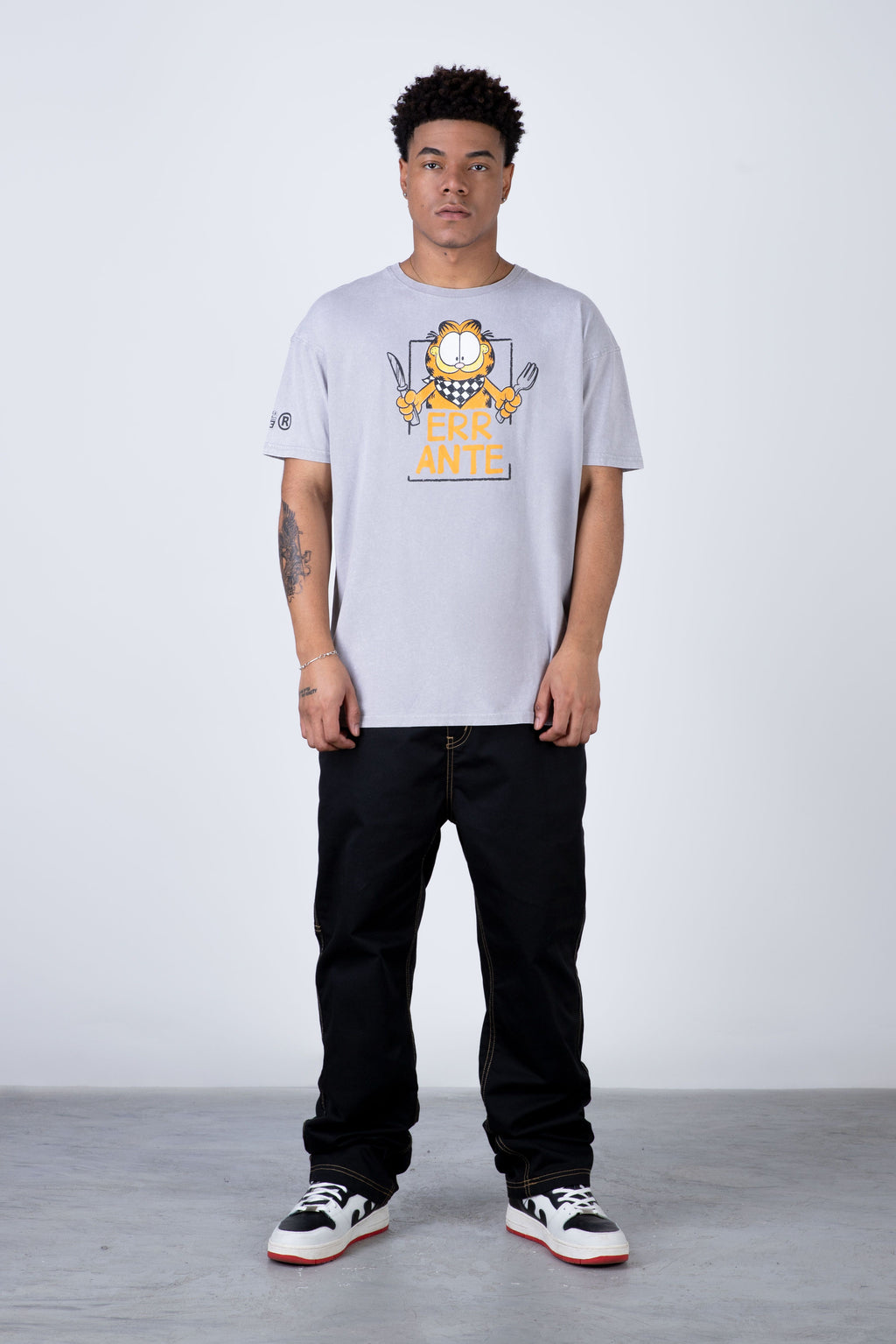 Polera Manga Corta Garfield Cutlery Gris ERRANTE