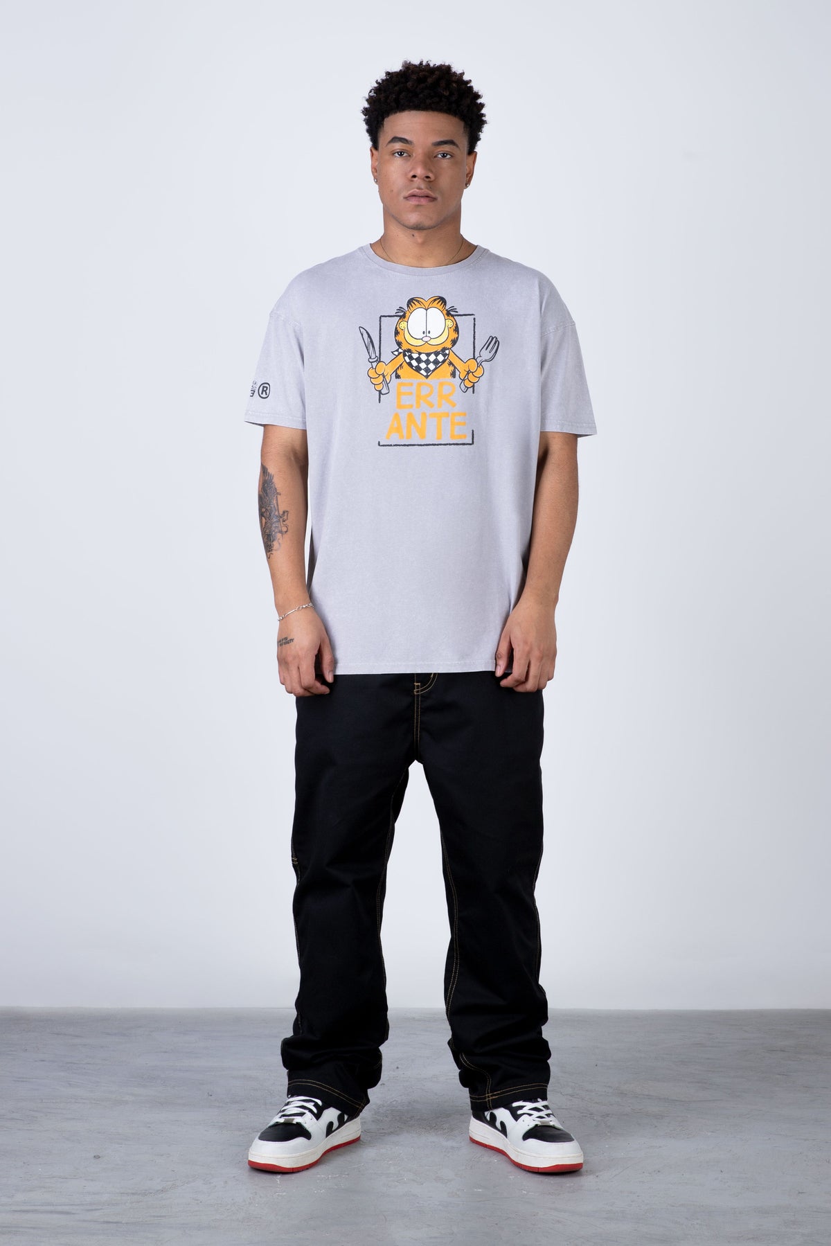 Polera Manga Corta Garfield Cutlery Gris ERRANTE