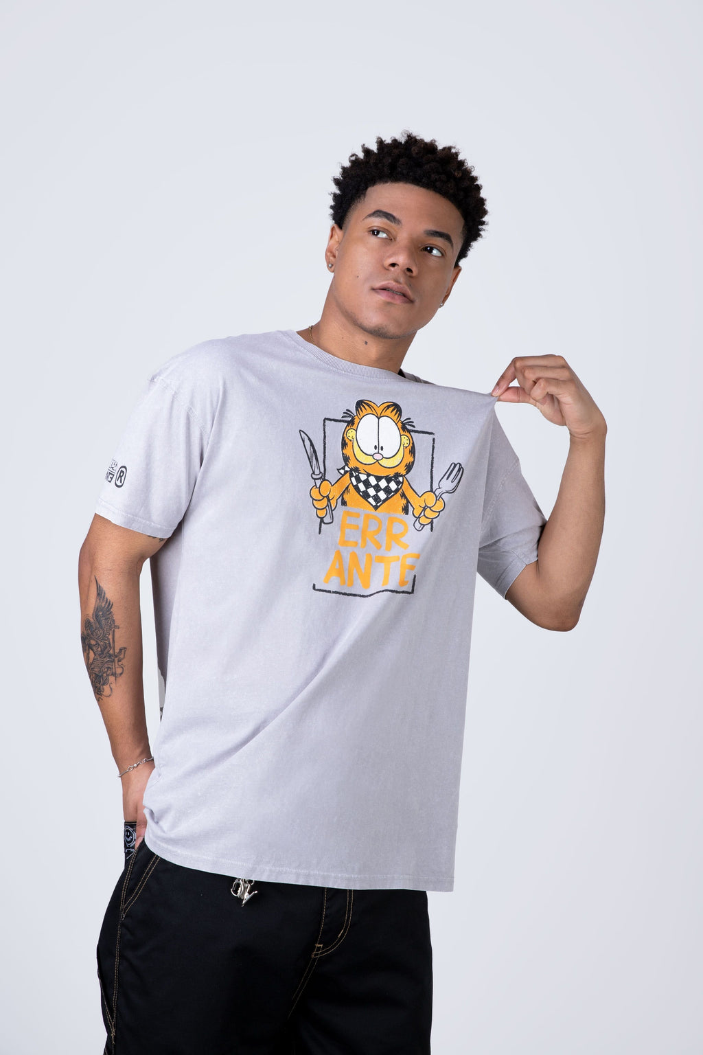 Polera Manga Corta Garfield Cutlery Gris ERRANTE