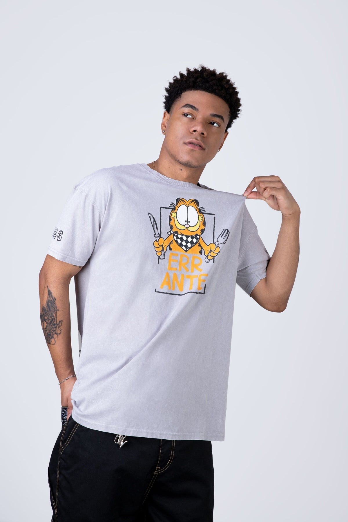 Polera Manga Corta Garfield Cutlery Gris ERRANTE